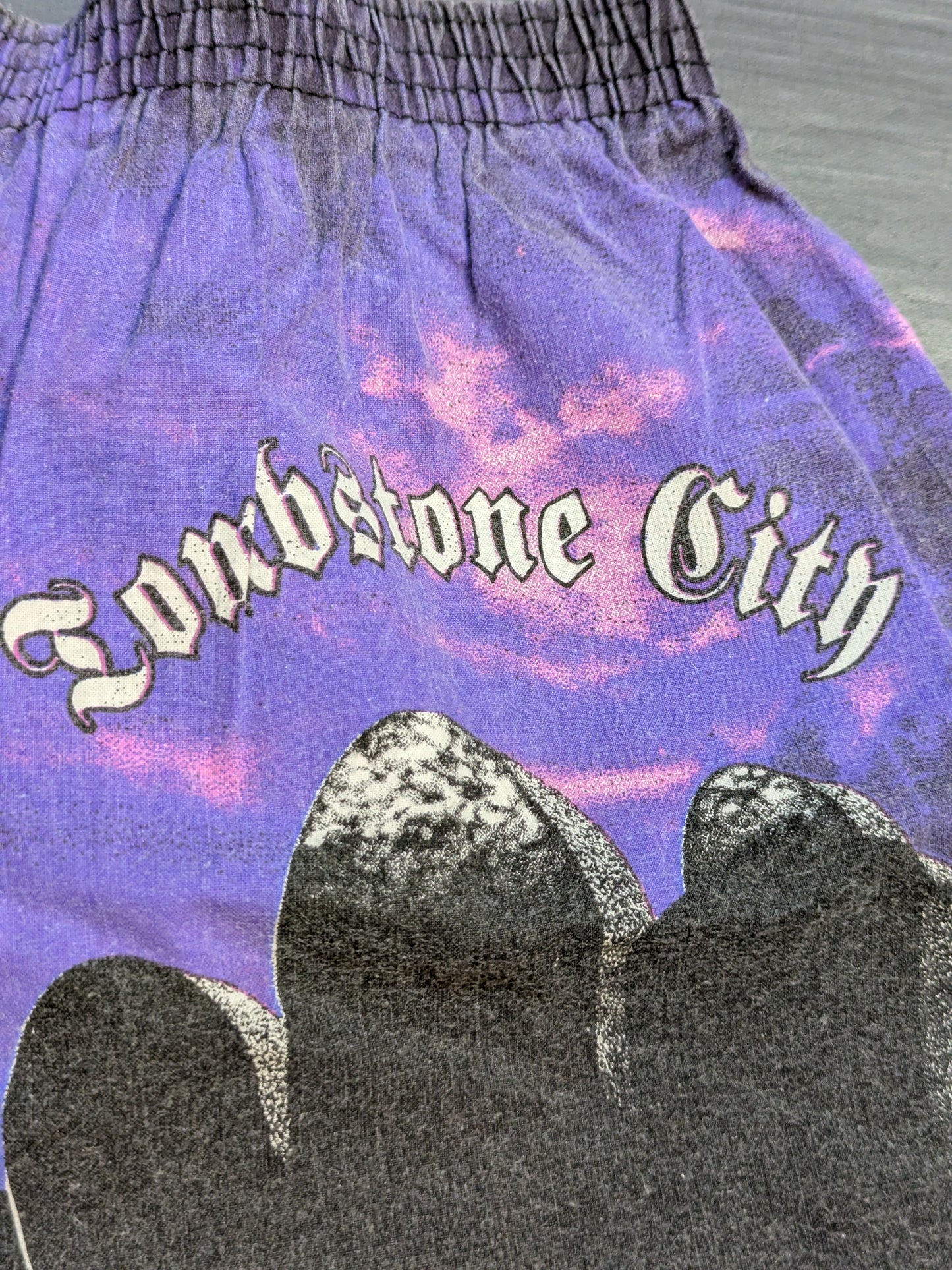 アンダーテイカー「Tumbstone City」ハーフパンツ(WWF(1996) / ブラック×パープル)
