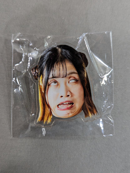 YUNA 仙女ガチャ 変な顔のピンバッチ