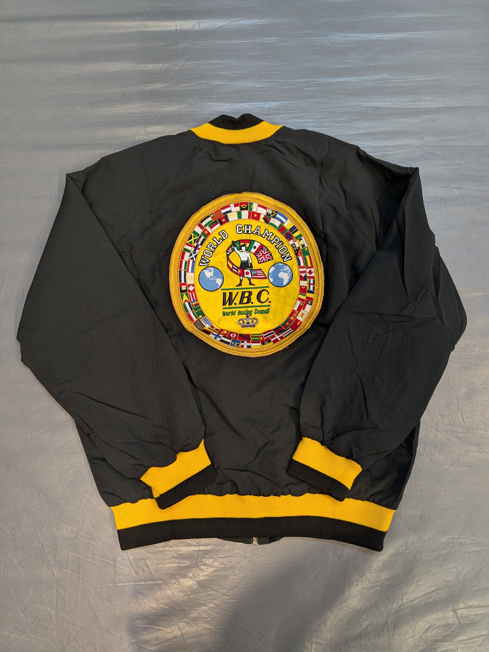 WBC 刺繍入りライトウェイトスタジアムジャンパー(ブラック) – 闘道館