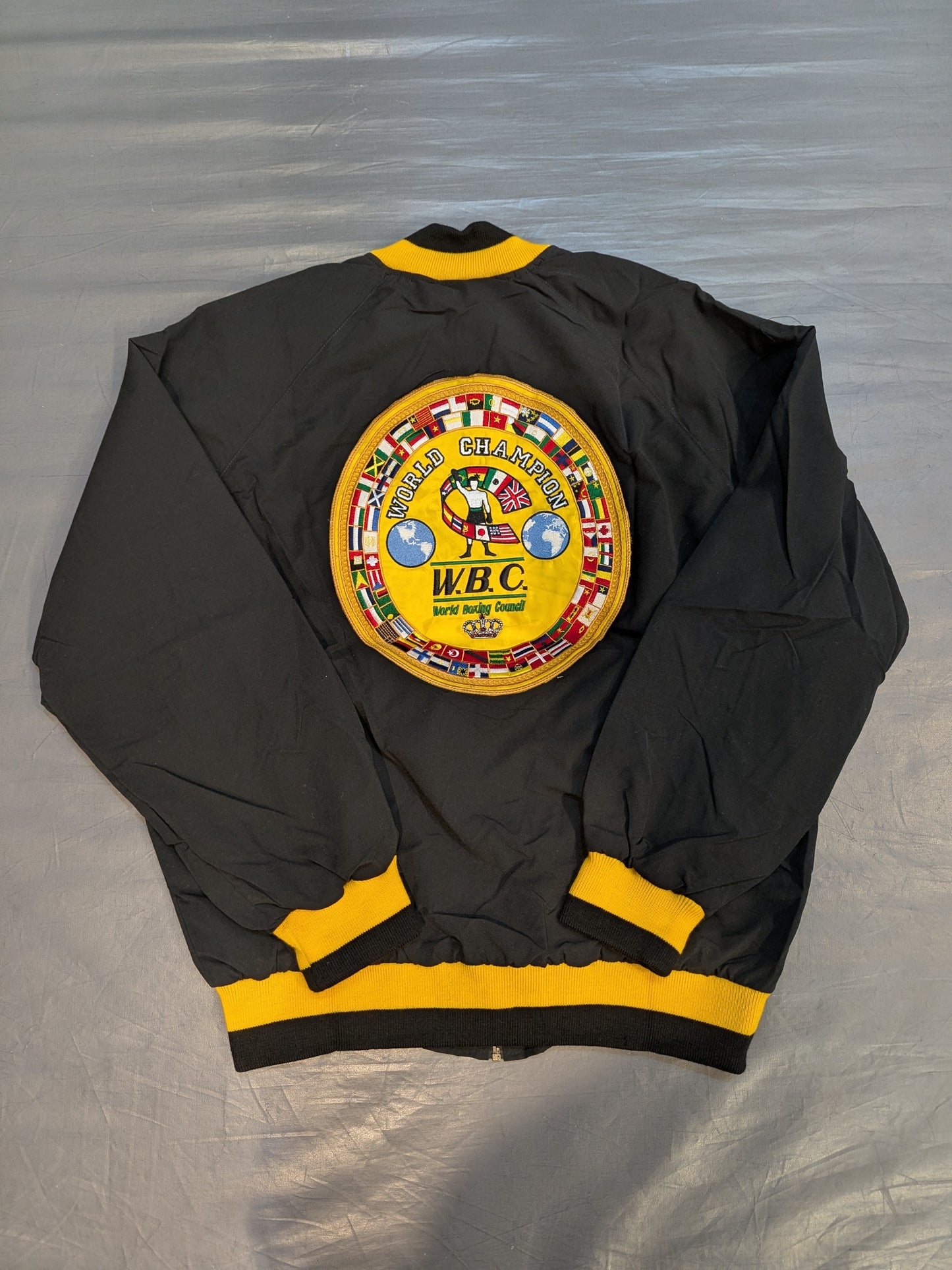 WBC 刺繍入りライトウェイトスタジアムジャンパー(ブラック)
