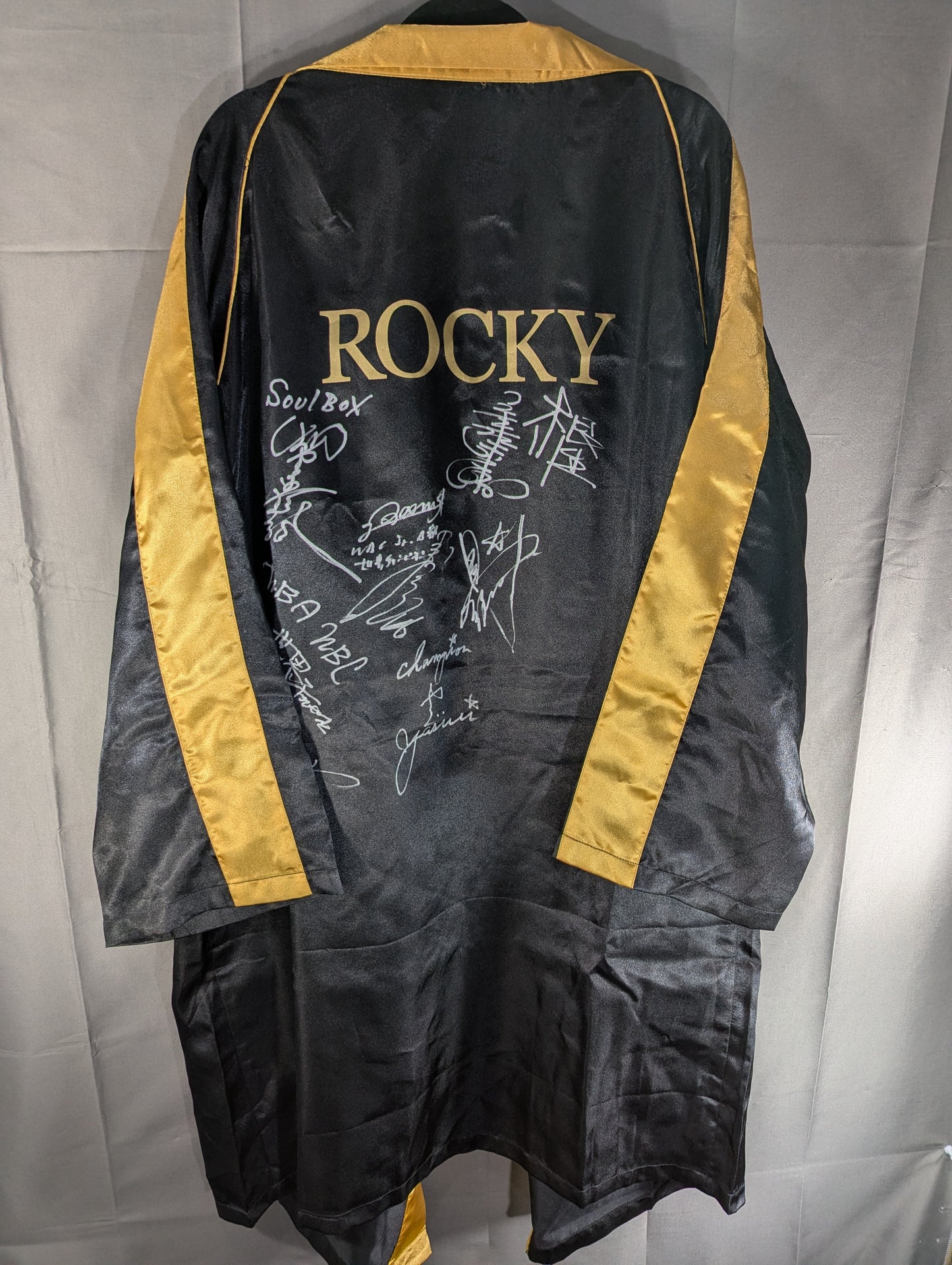 【8選手直筆サイン入り】ロッキー 勝負ガウン