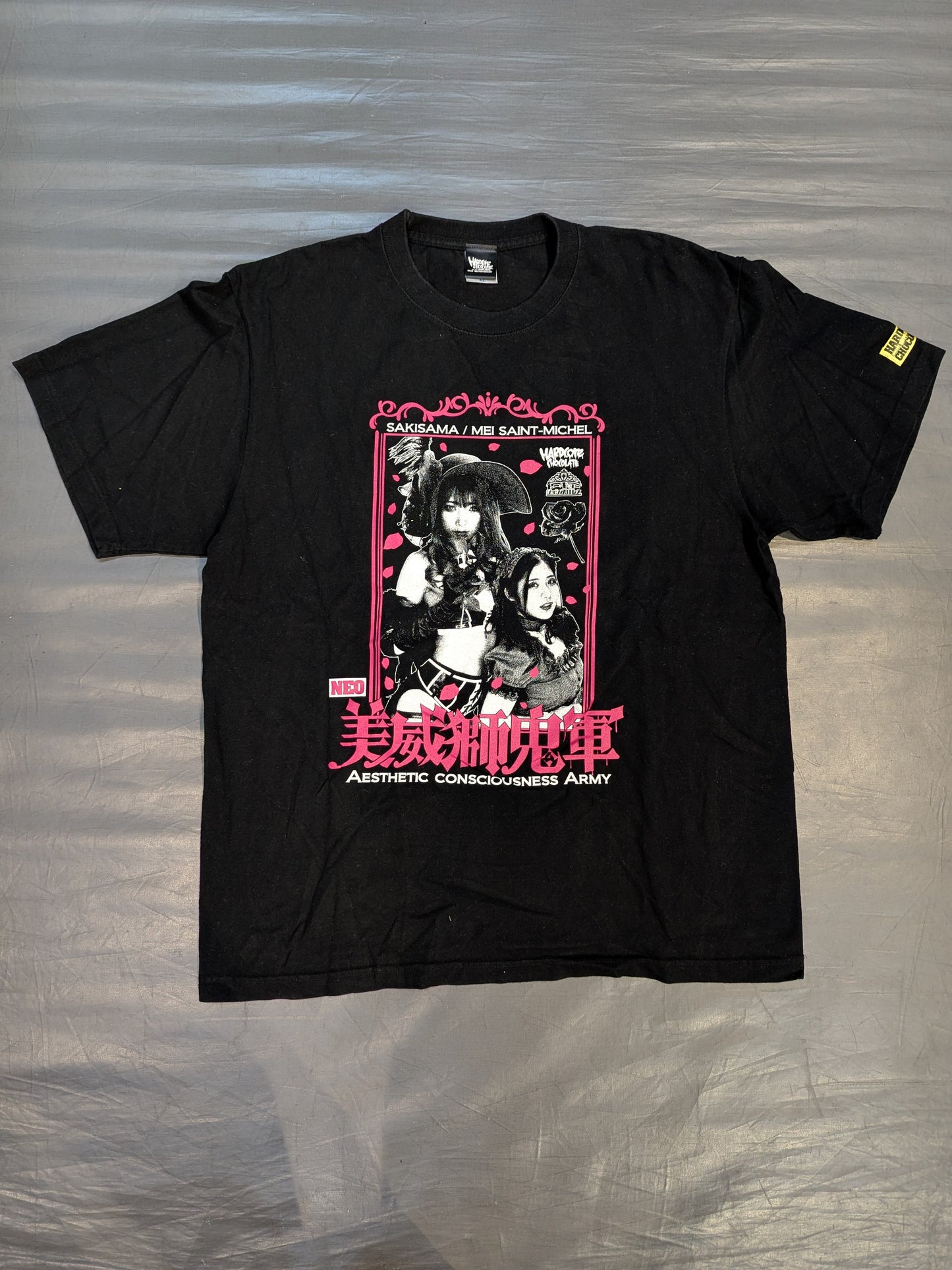 NEO美威獅鬼軍 ピクチャーTシャツ(ブラック×ピンク)