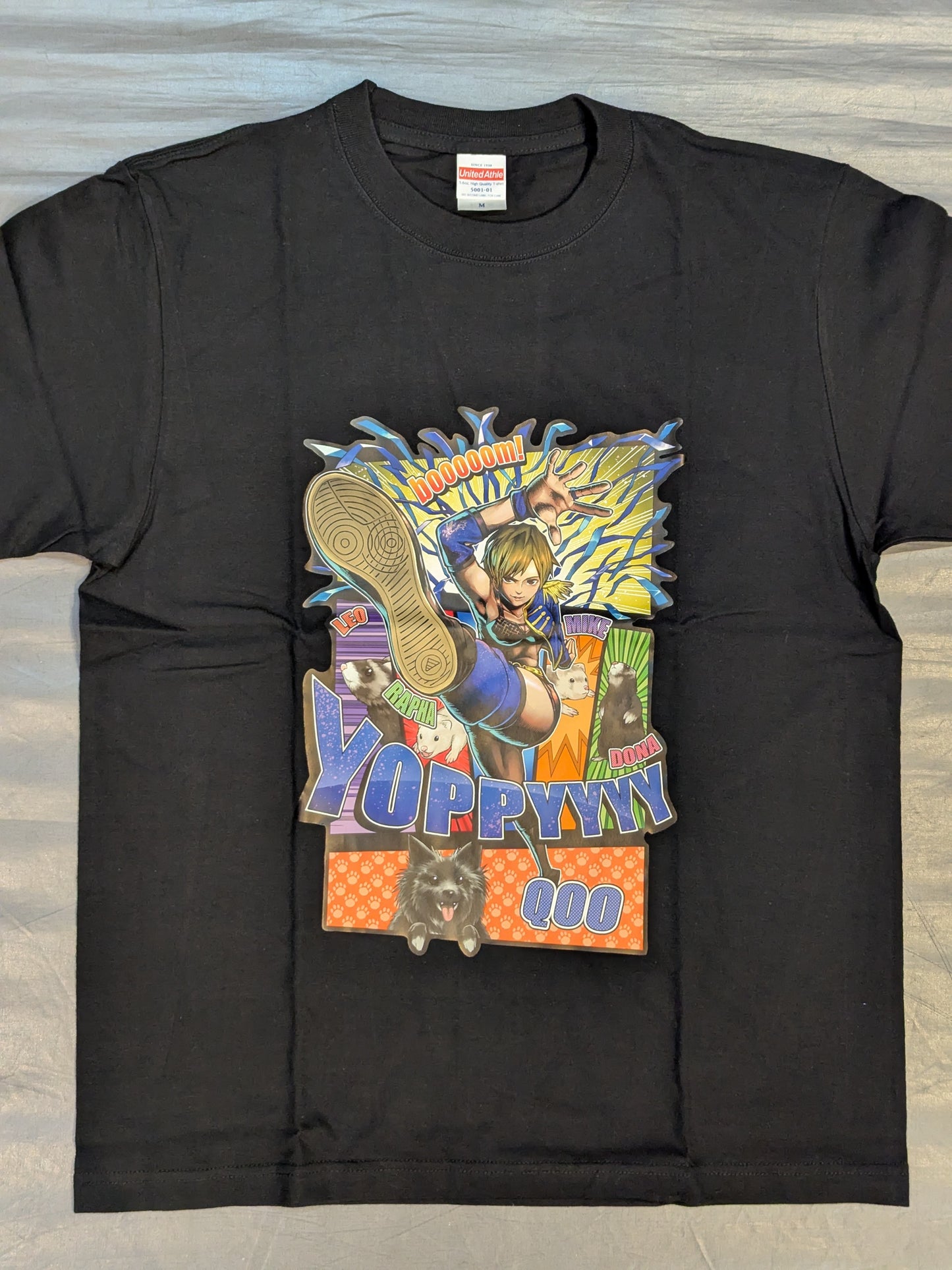 Yoshiko Hasegawa: "booooom!" Illustration T-shirt (Black)