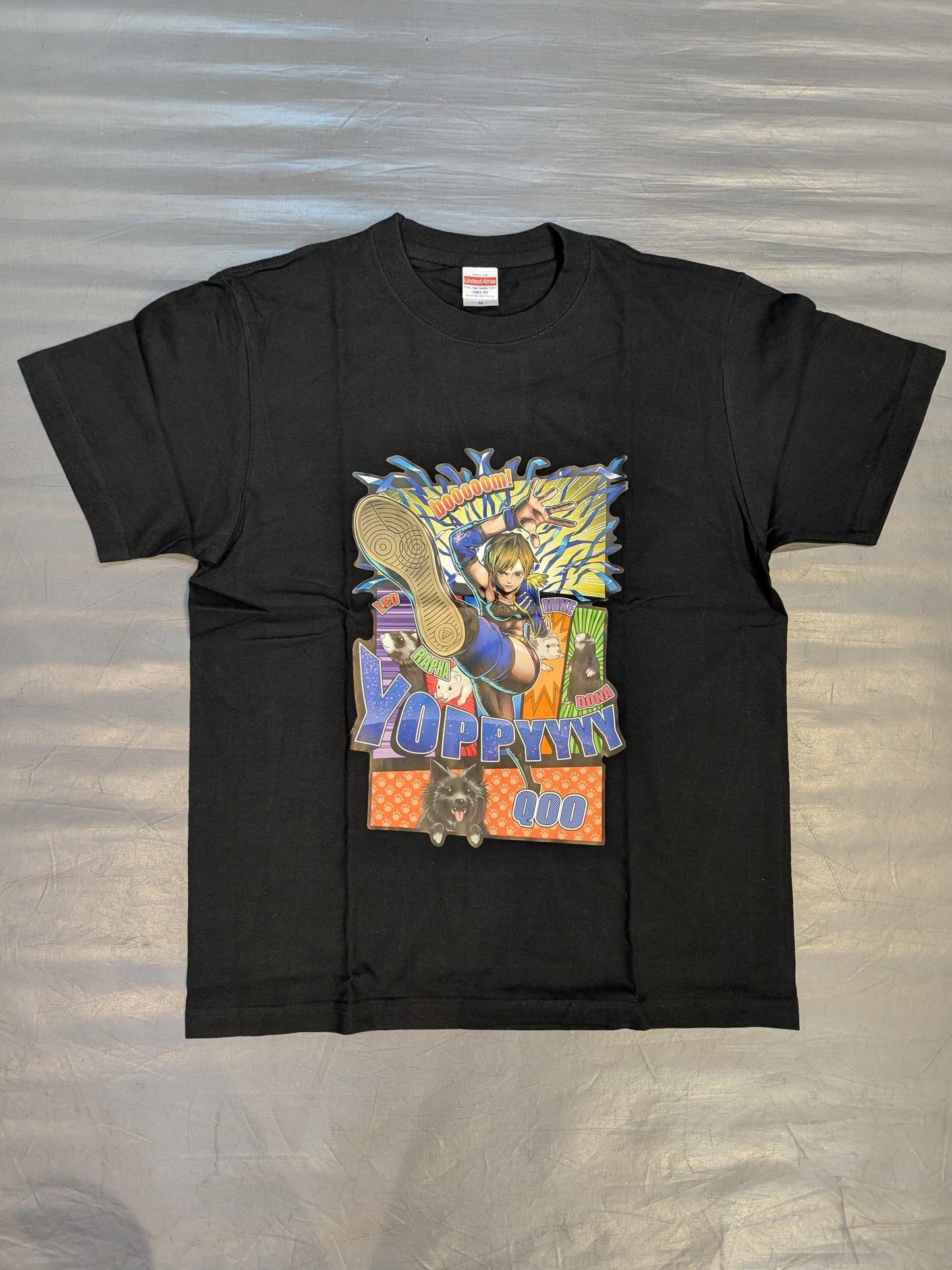 Yoshiko Hasegawa: "booooom!" Illustration T-shirt (Black)
