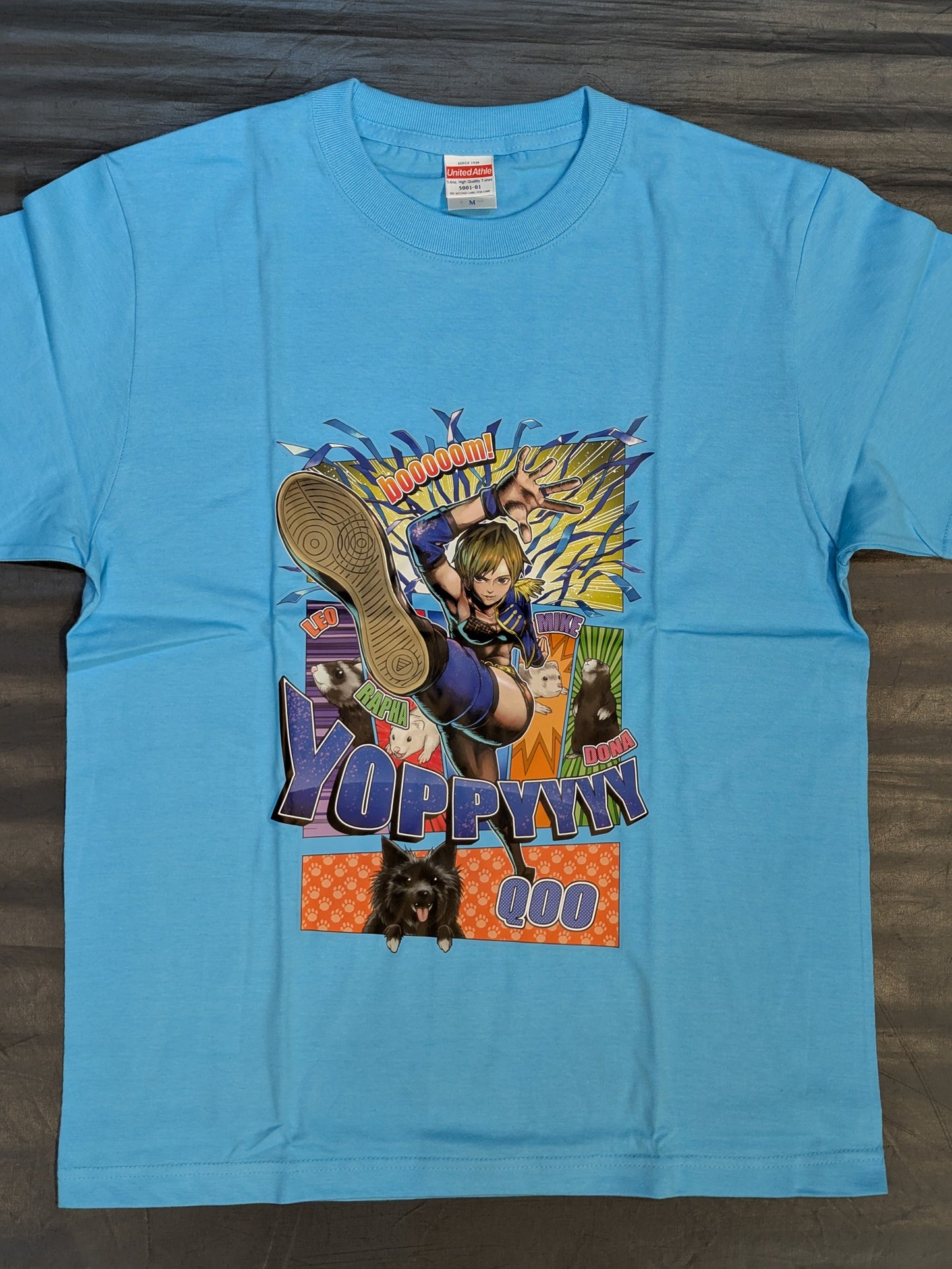 Yoshiko Hasegawa: "booooom!" Illustration T-shirt (Light Blue)