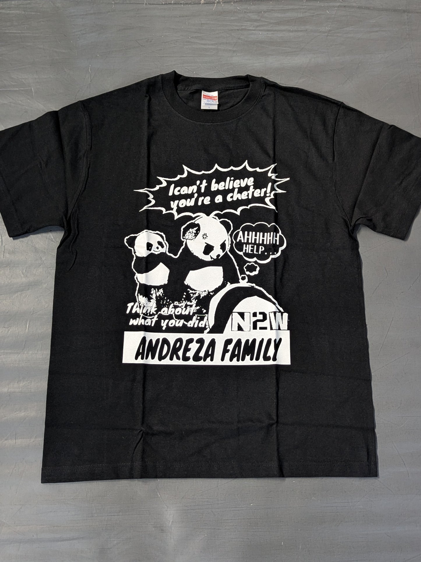 アンドレザ・ジャイアントパンダ「ANDREZA FAMILY」Tシャツ