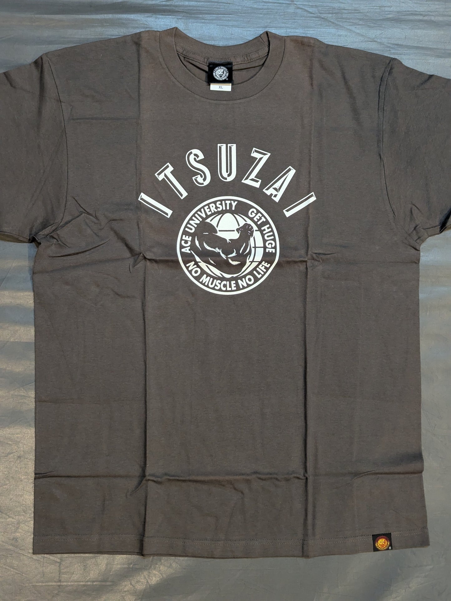 棚橋弘至「ITSUZAI ユニバーシティ」Tシャツ(チャコールグレー×ホワイト)