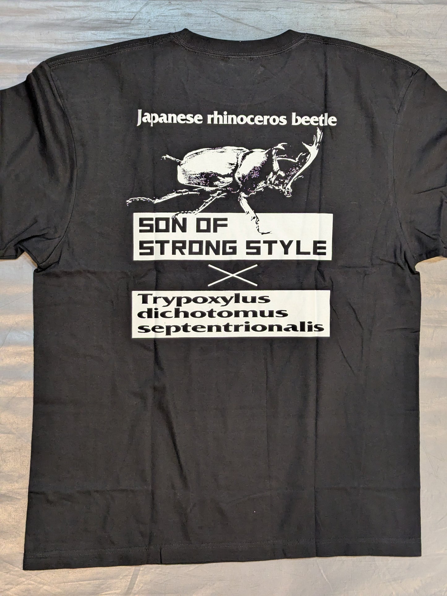 成田蓮「TRYPOXYLUS DICHOTOMUS」Tシャツ(ブラック)