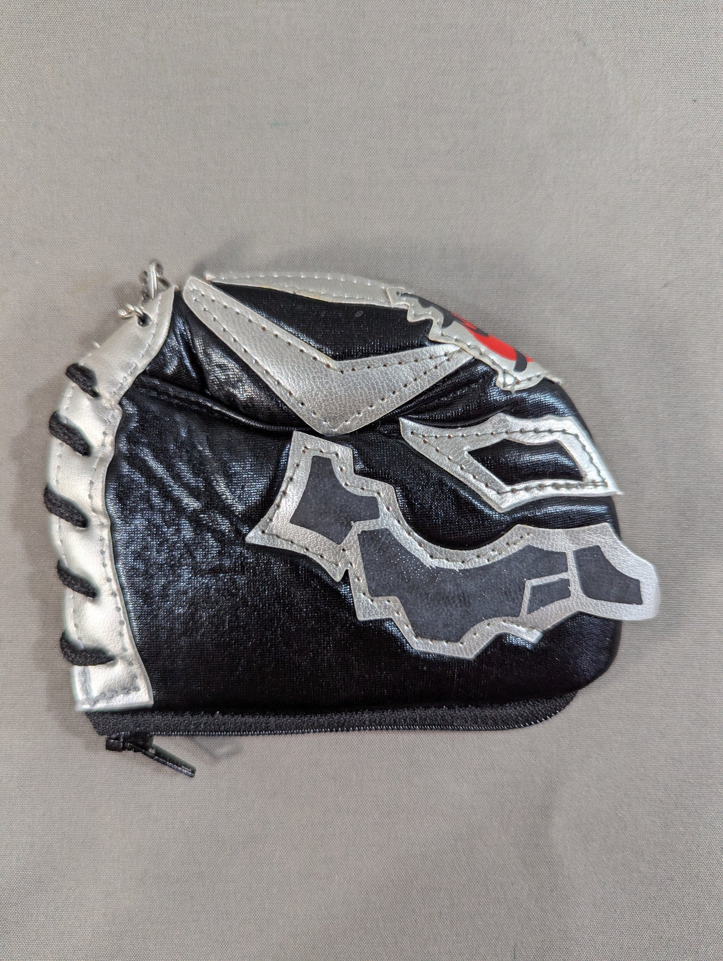 BUSHI  Mask Coin Case & Keychain (Black, × Gold)