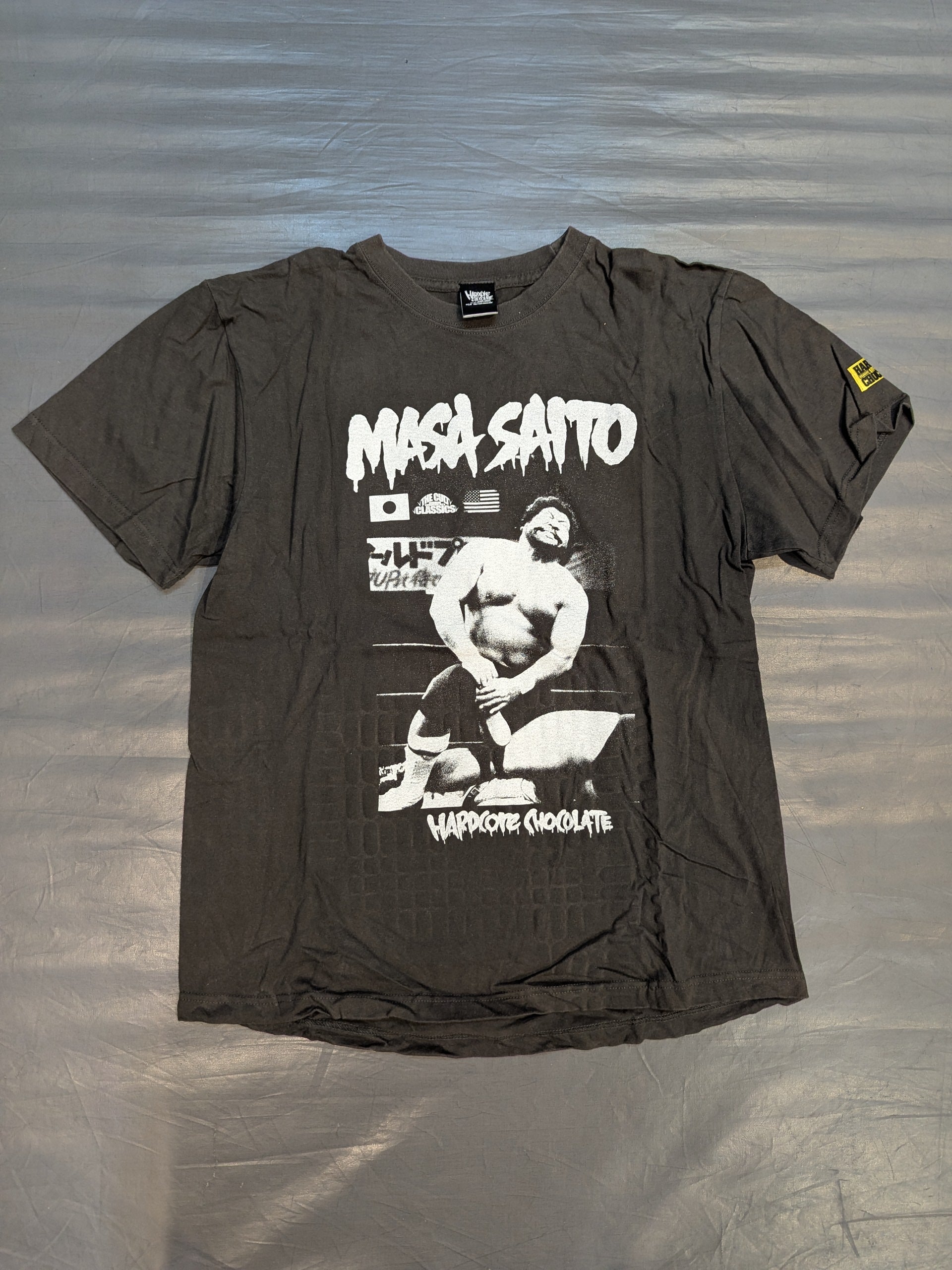 マサ斎藤「2024 監獄ロック」Tシャツ(ウィスコンシン・スミ) – 闘道館