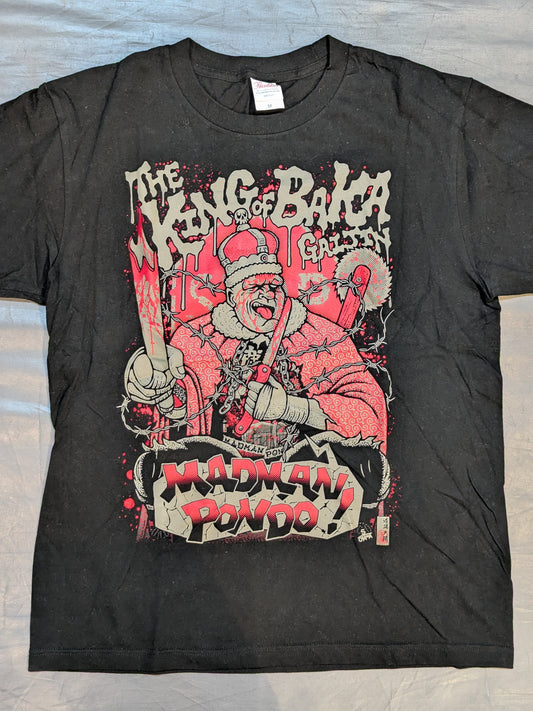 マッドマン・ポンド「KING OF BAKA GAIJIN」イラストTシャツ(ブラック)