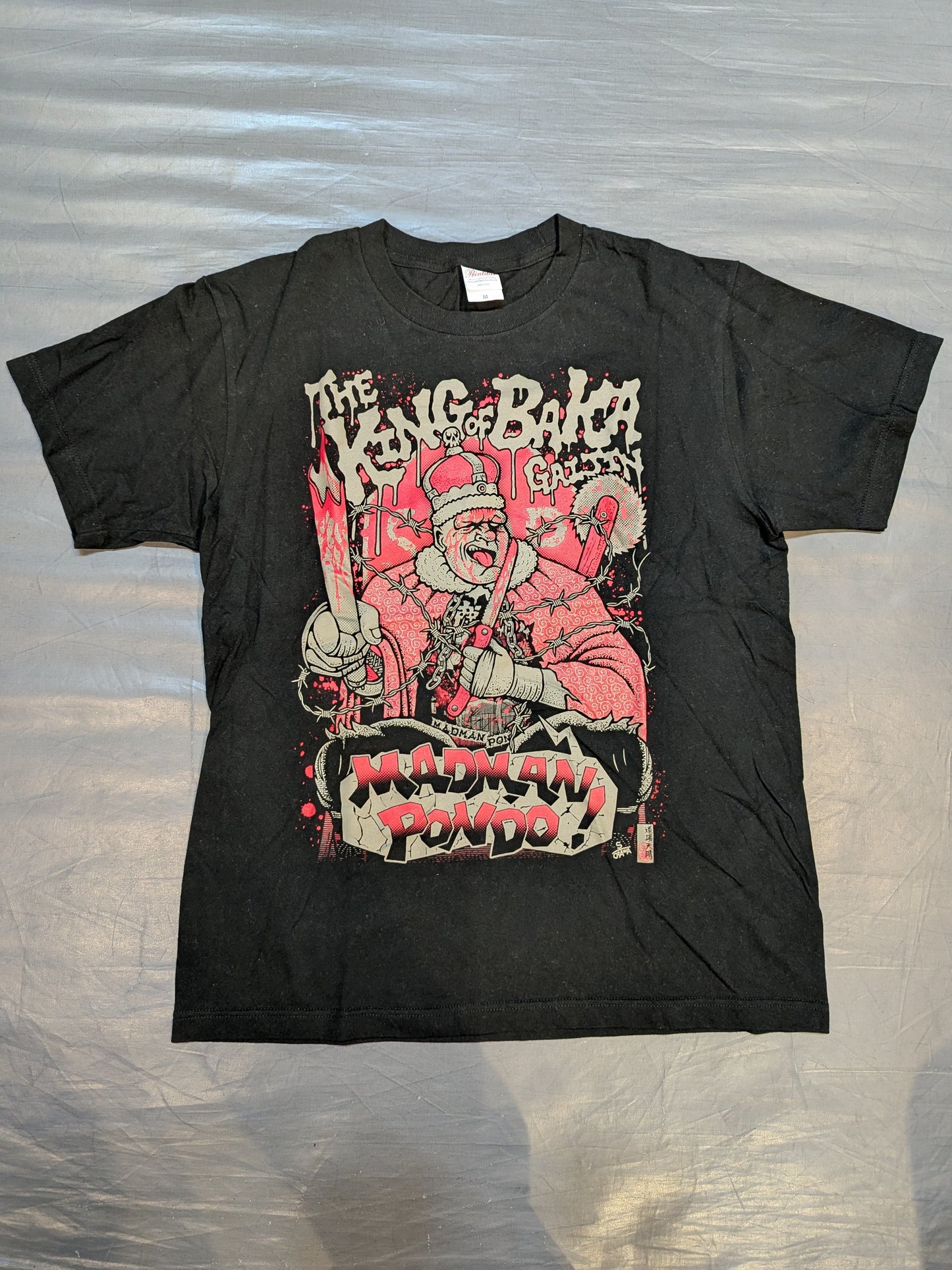 マッドマン・ポンド「KING OF BAKA GAIJIN」イラストTシャツ(ブラック)