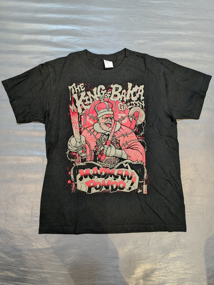 マッドマン・ポンド「KING OF BAKA GAIJIN」イラストTシャツ(ブラック)