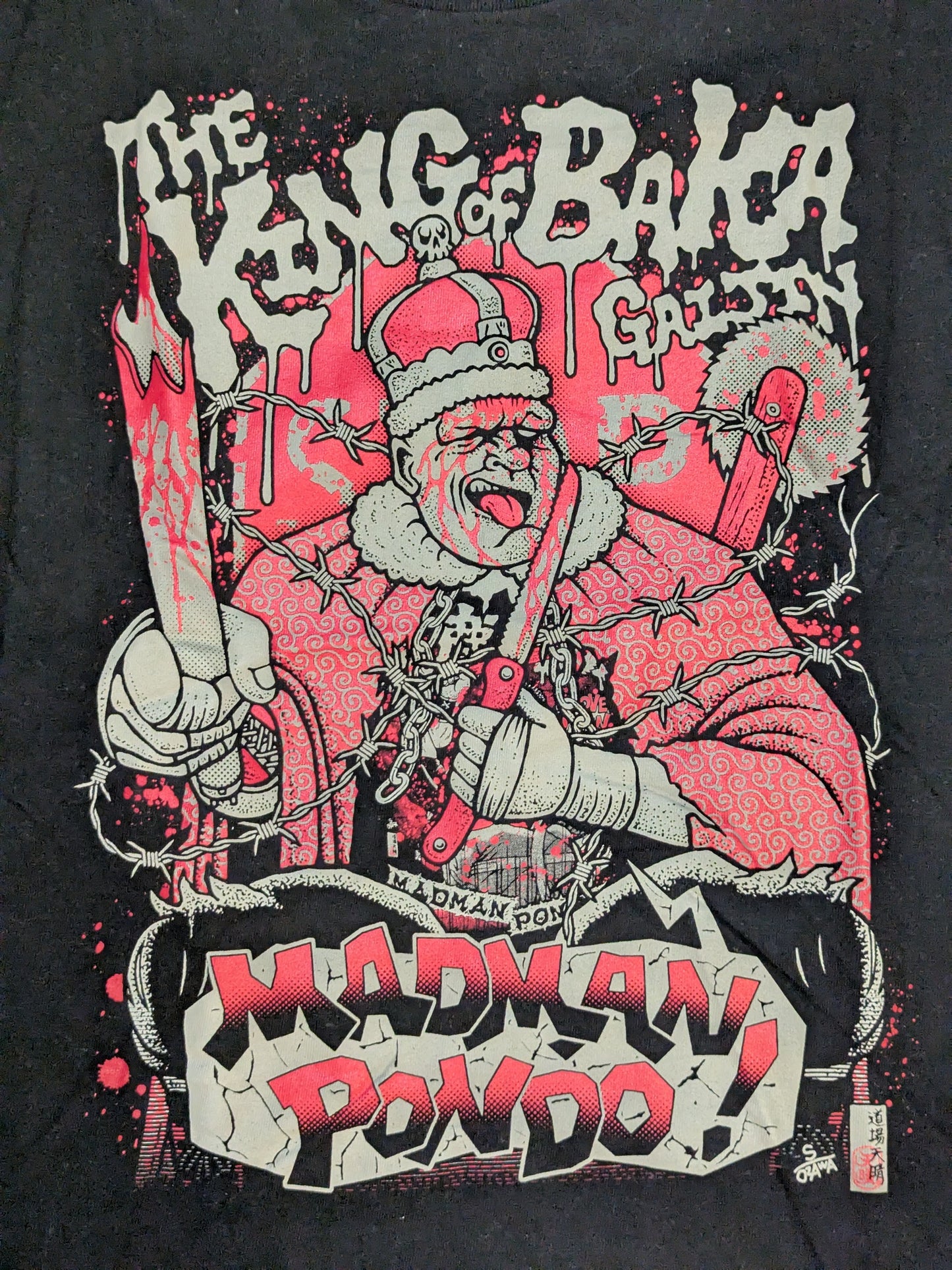 マッドマン・ポンド「KING OF BAKA GAIJIN」イラストTシャツ(ブラック)