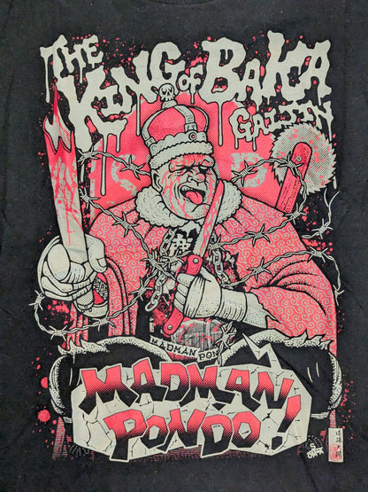 マッドマン・ポンド「KING OF BAKA GAIJIN」イラストTシャツ(ブラック)