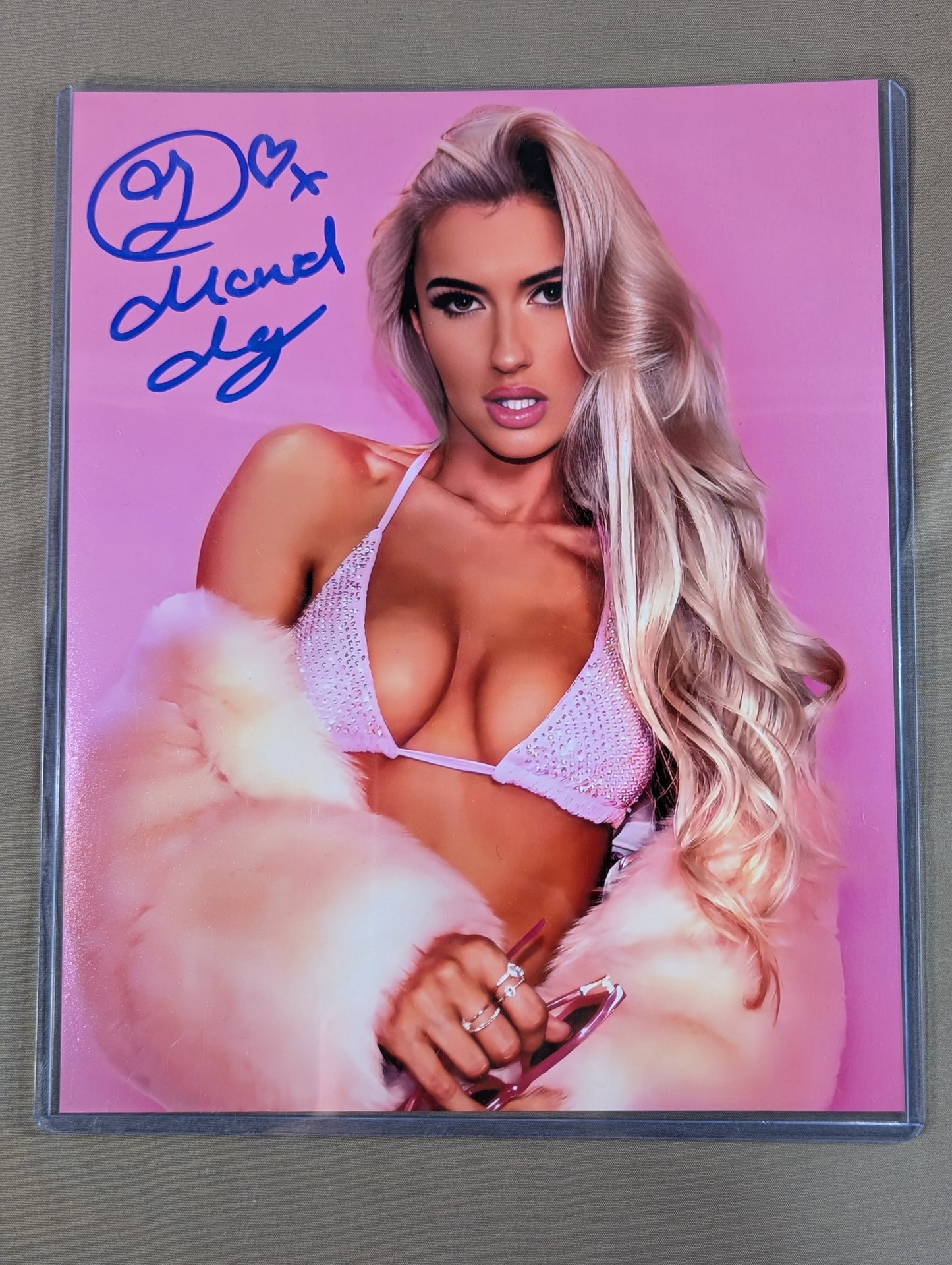 Mariah May hand signed autograph  Pro-Photo 