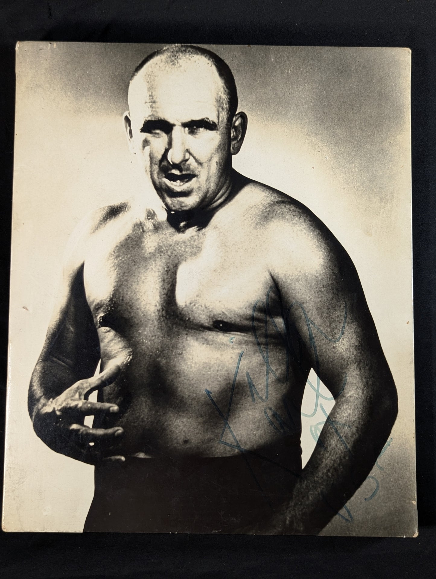 【直筆サイン入り】キラー・カール・コックス 木製写真パネル