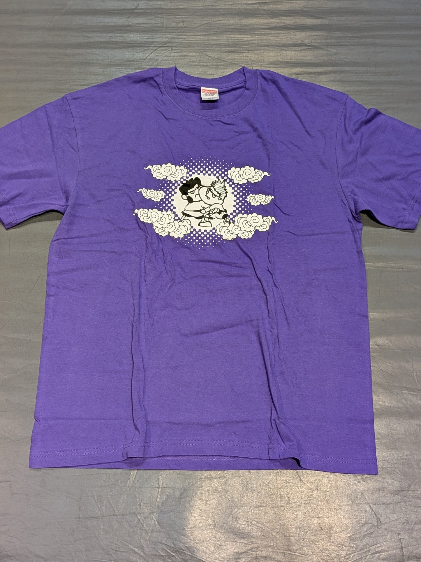 日高郁人×吉田くん「砂丘は無ぇって言ってんだろ」Tシャツ(パープル)