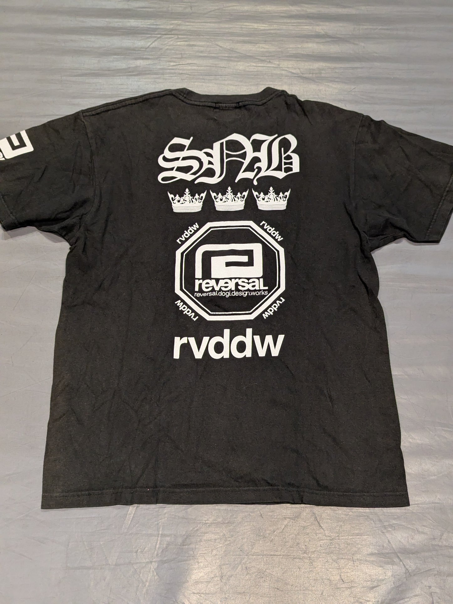 砂辺光久「SNB TRIPLE CROWN」Tシャツ