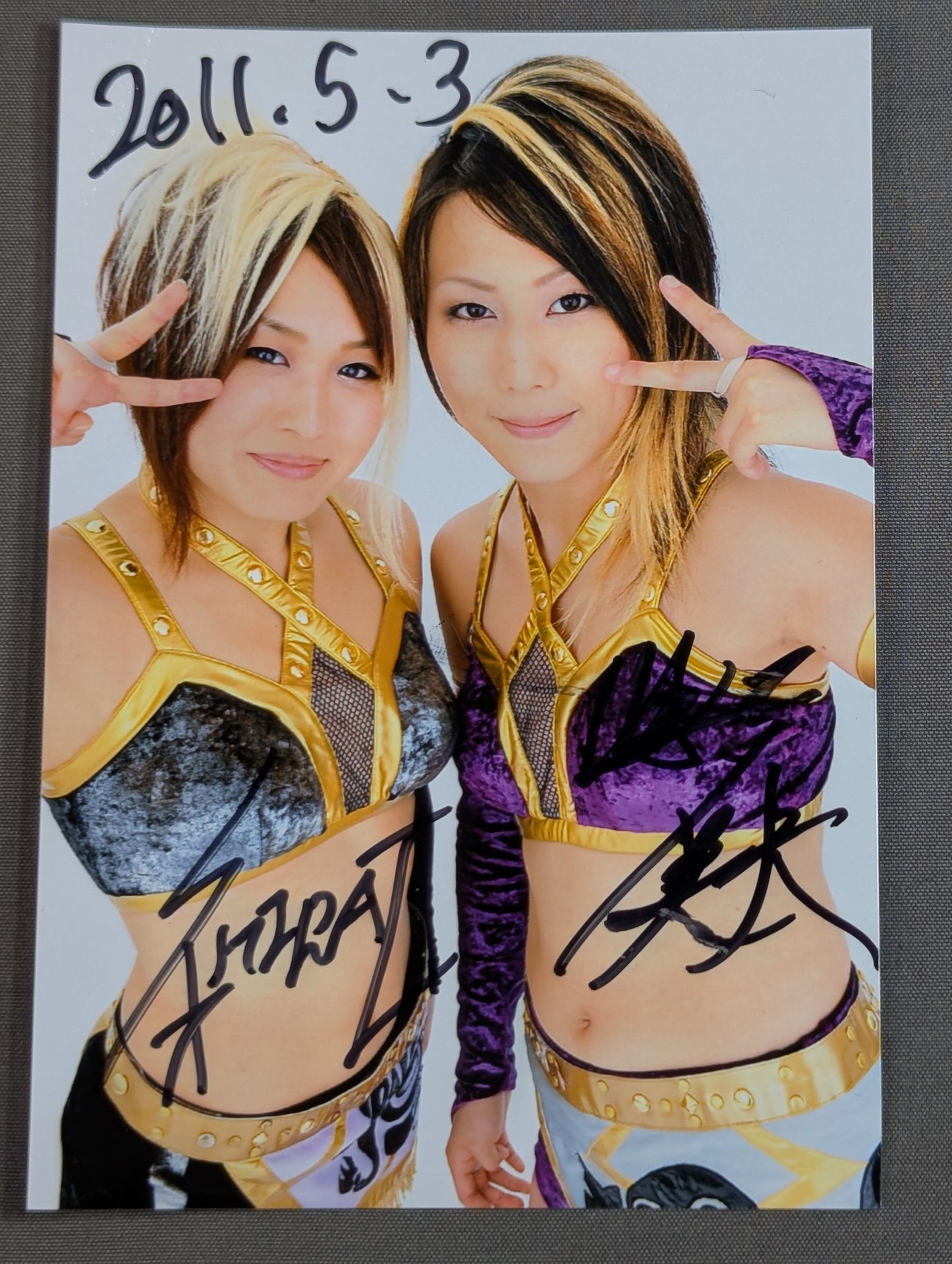 紫雷イオ&紫雷美央 直筆Wサイン入り 写真セット①