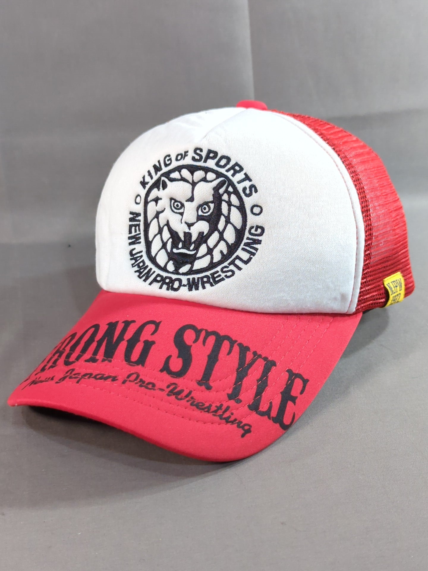 新日本プロレス×しまむら「ライオンマーク」メッシュキャップ(レッド×ホワイト)