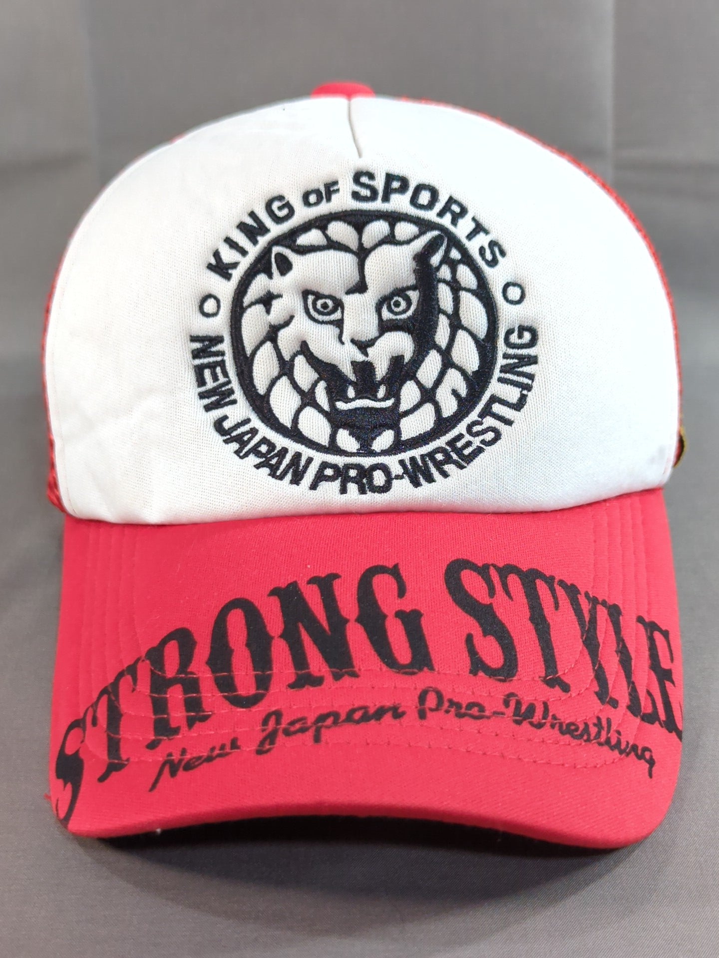 新日本プロレス×しまむら「ライオンマーク」メッシュキャップ(レッド×ホワイト)