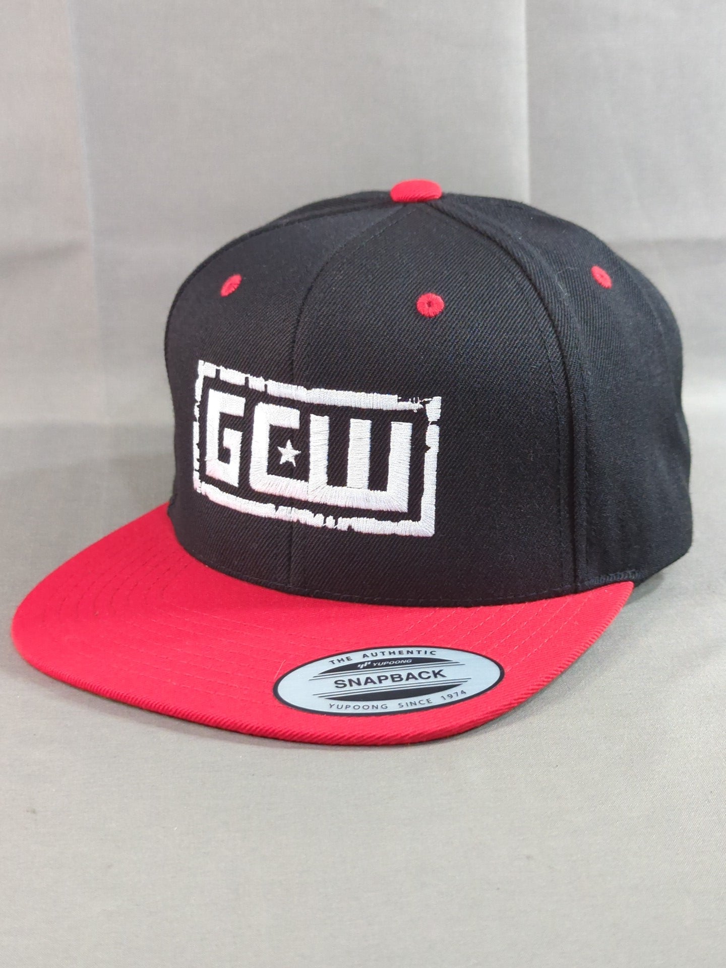 GCW スナップバックキャップ②(ブラック×レッド)