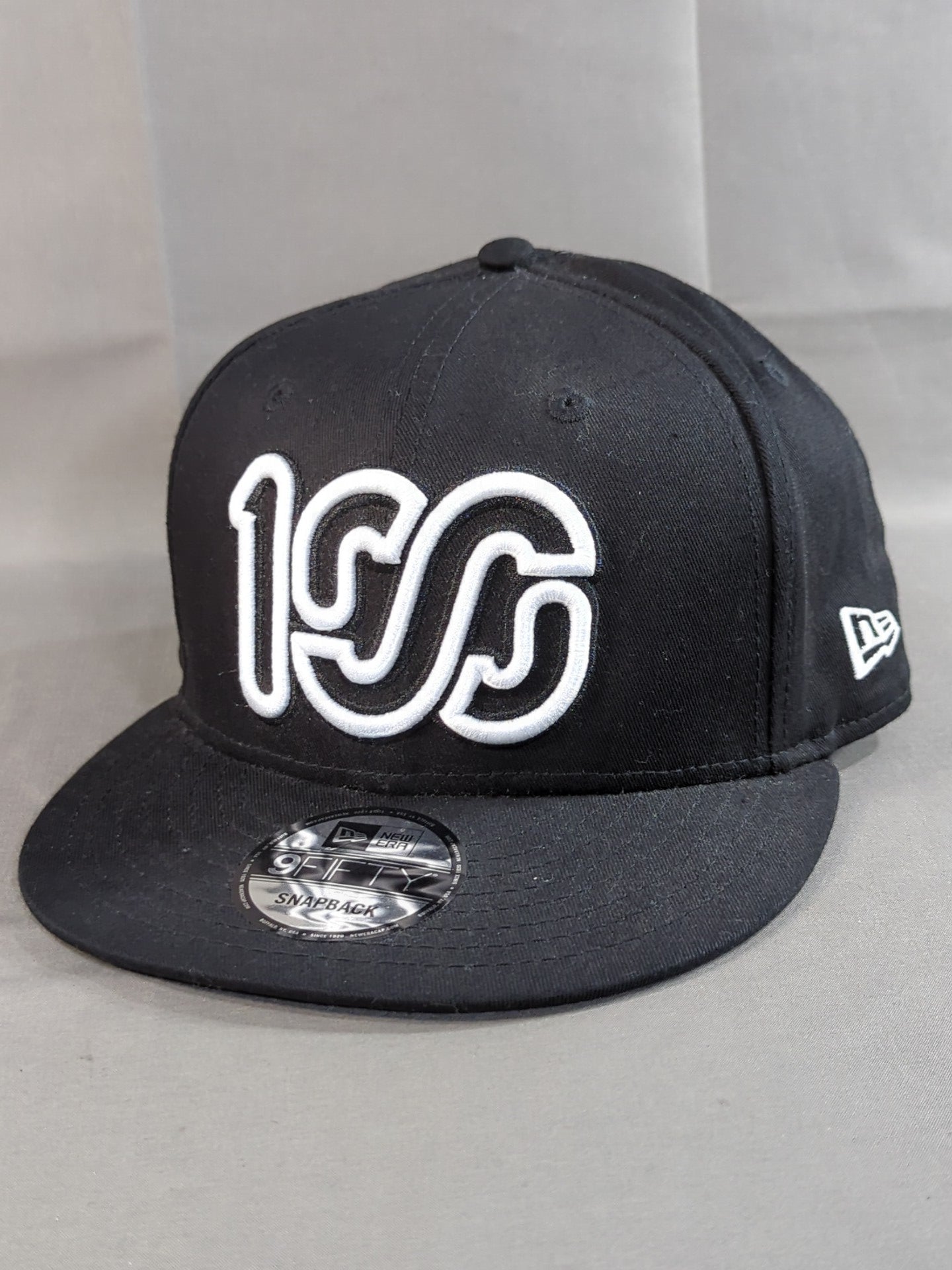 宇野薫×NEW ERA(R) 9FIFTY(TM)「ONEHUNDRED ATHLETIC」スナップバック(ブラック×ホワイト)