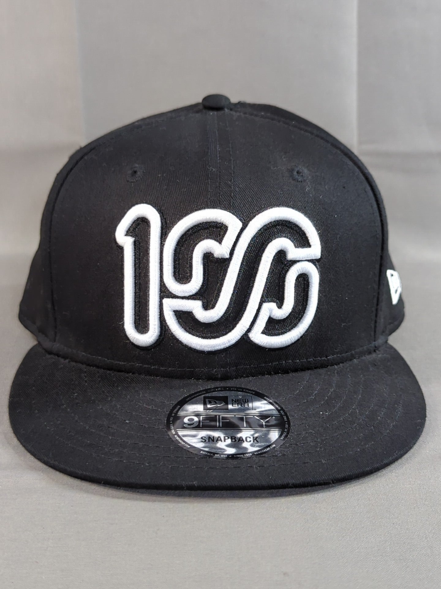 宇野薫×NEW ERA(R) 9FIFTY(TM)「ONEHUNDRED ATHLETIC」スナップバック(ブラック×ホワイト)