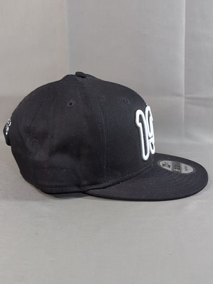 宇野薫×NEW ERA(R) 9FIFTY(TM)「ONEHUNDRED ATHLETIC」スナップバック(ブラック×ホワイト)