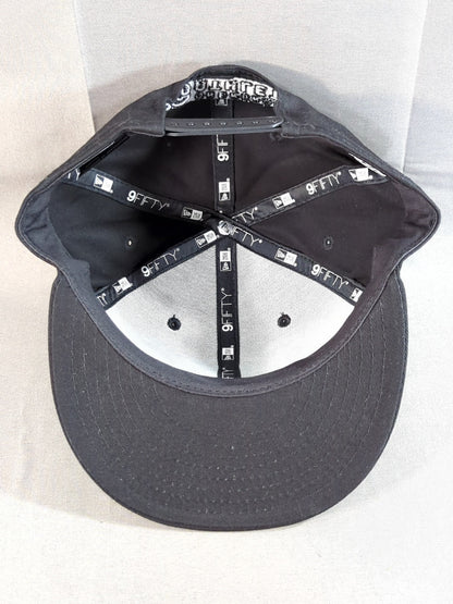 宇野薫×NEW ERA(R) 9FIFTY(TM)「ONEHUNDRED ATHLETIC」スナップバック(ブラック×ホワイト)
