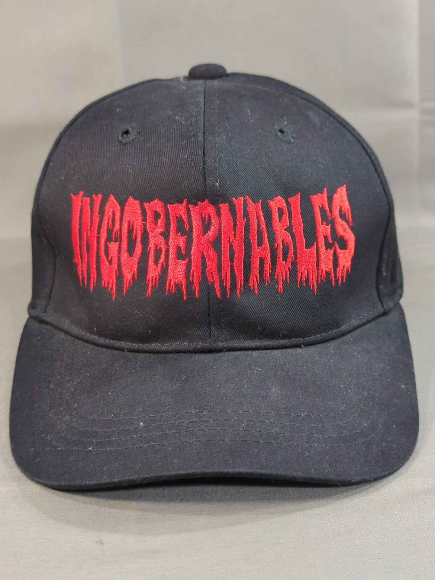 L・I・J「INGOBERNABLES」ベースボールキャップ②(ブラック×レッド)