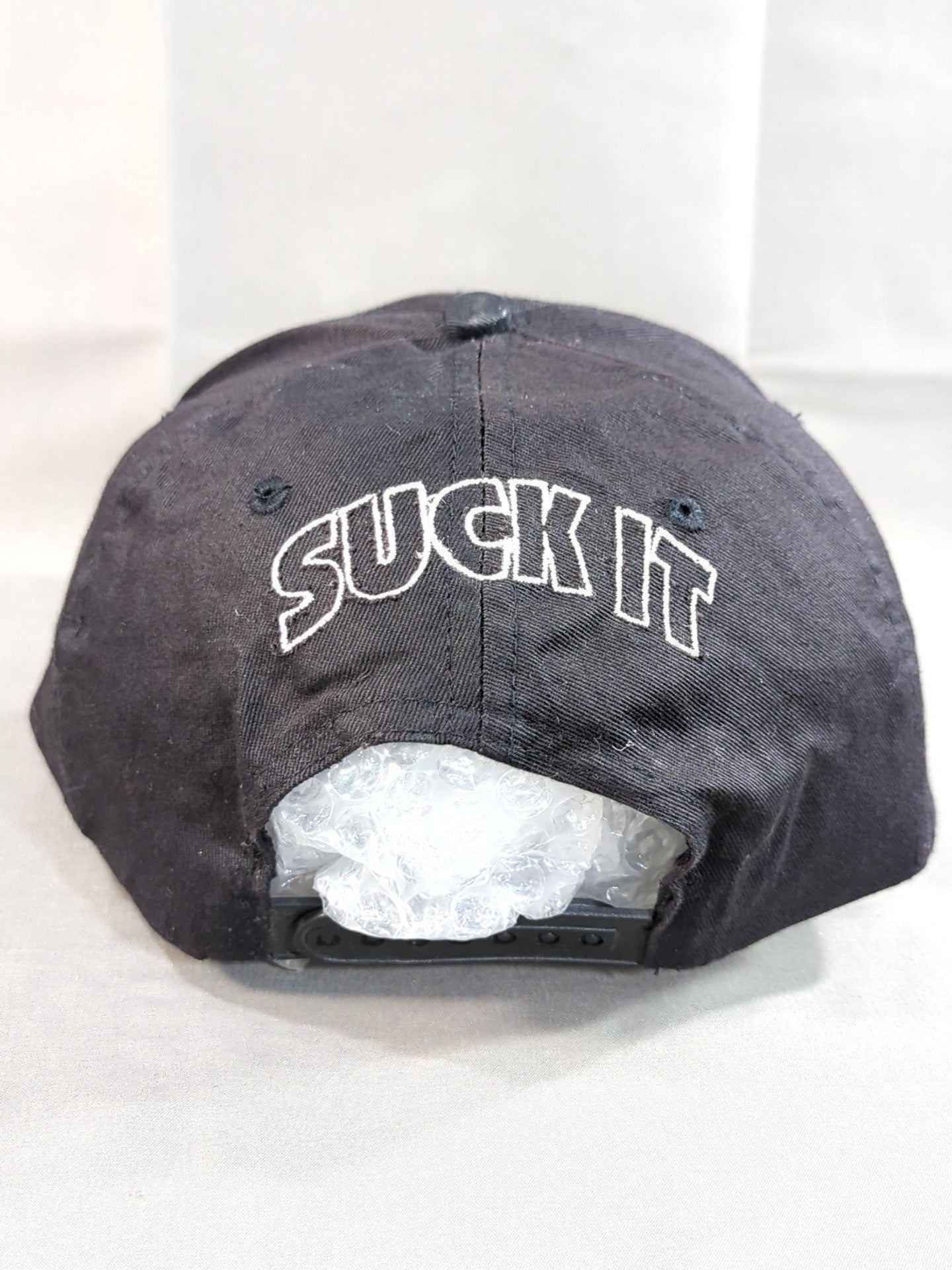 D-GENERATION X「SUCK IT」キャップ(ブラック)