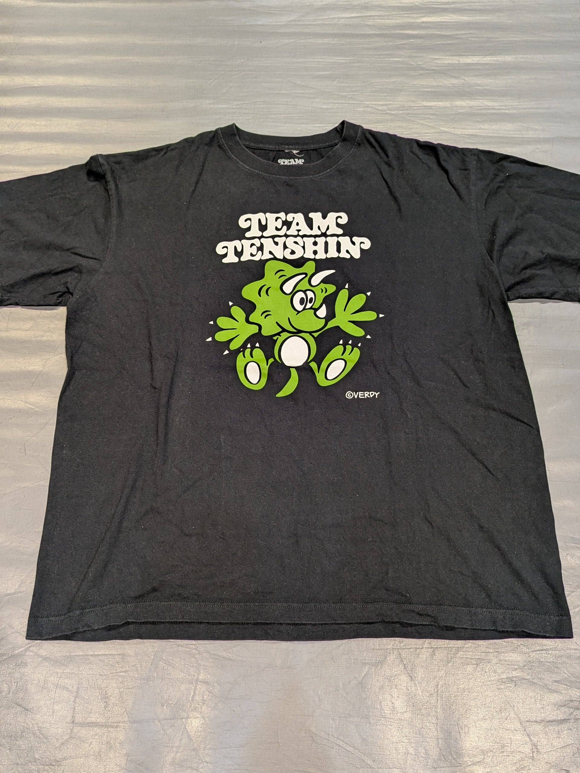 那須川天心「TEAM TENSHIN(VERDY)」Tシャツ(ブラック) – 闘道館