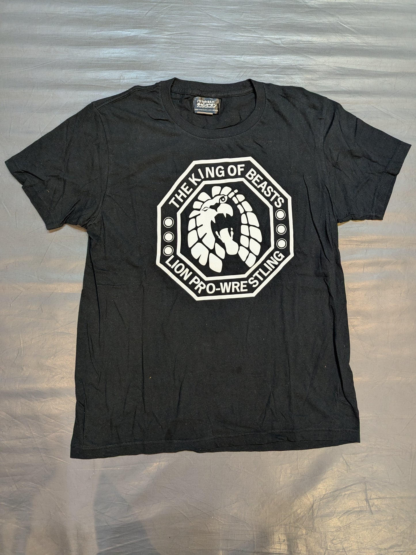 パパはわるものチャンピオン「ライオンプロレス」Tシャツ(ブラック)