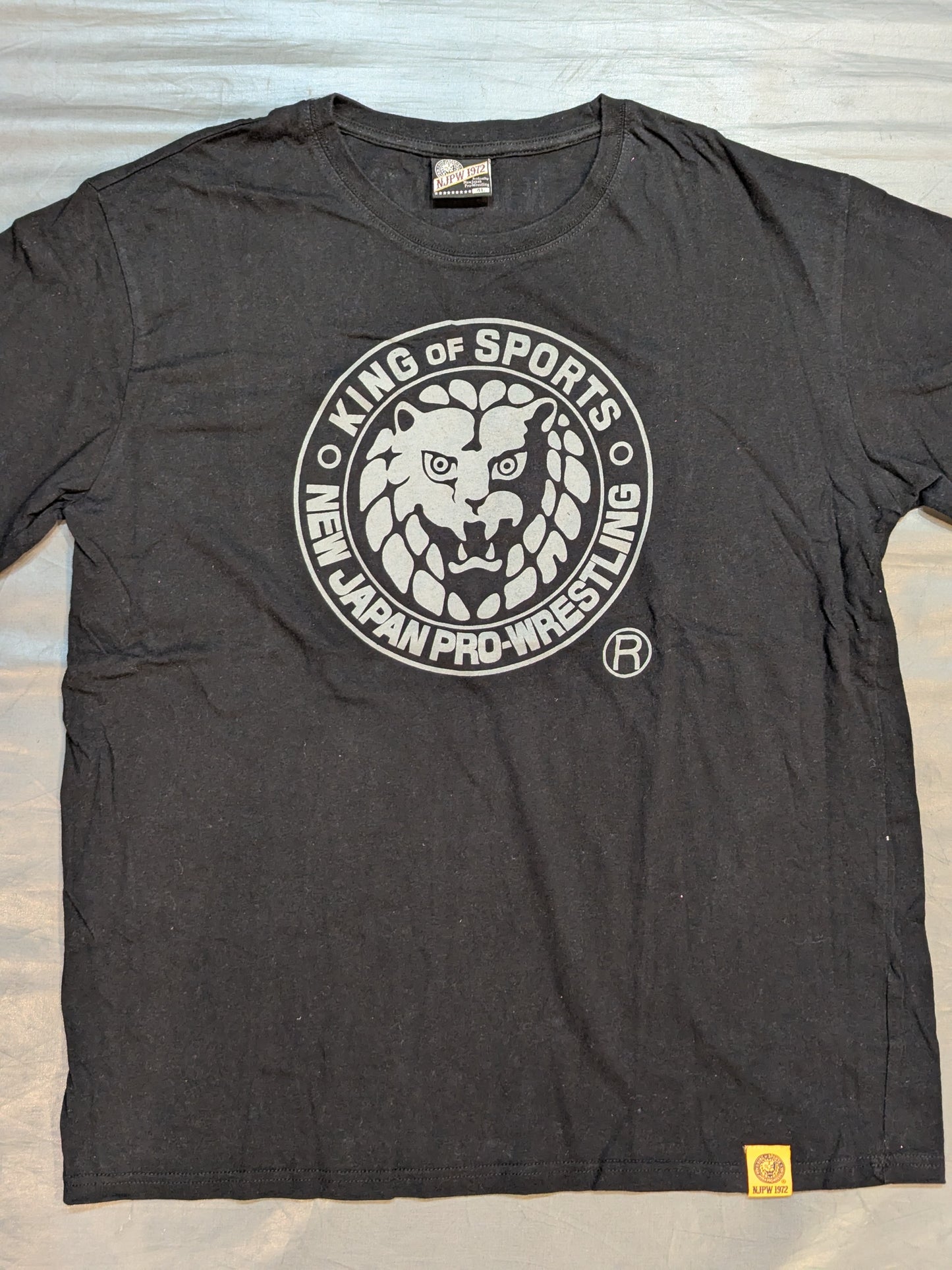 新日本プロレス×しまむら ライオンマーク Tシャツ①(ブラック×青迷彩)