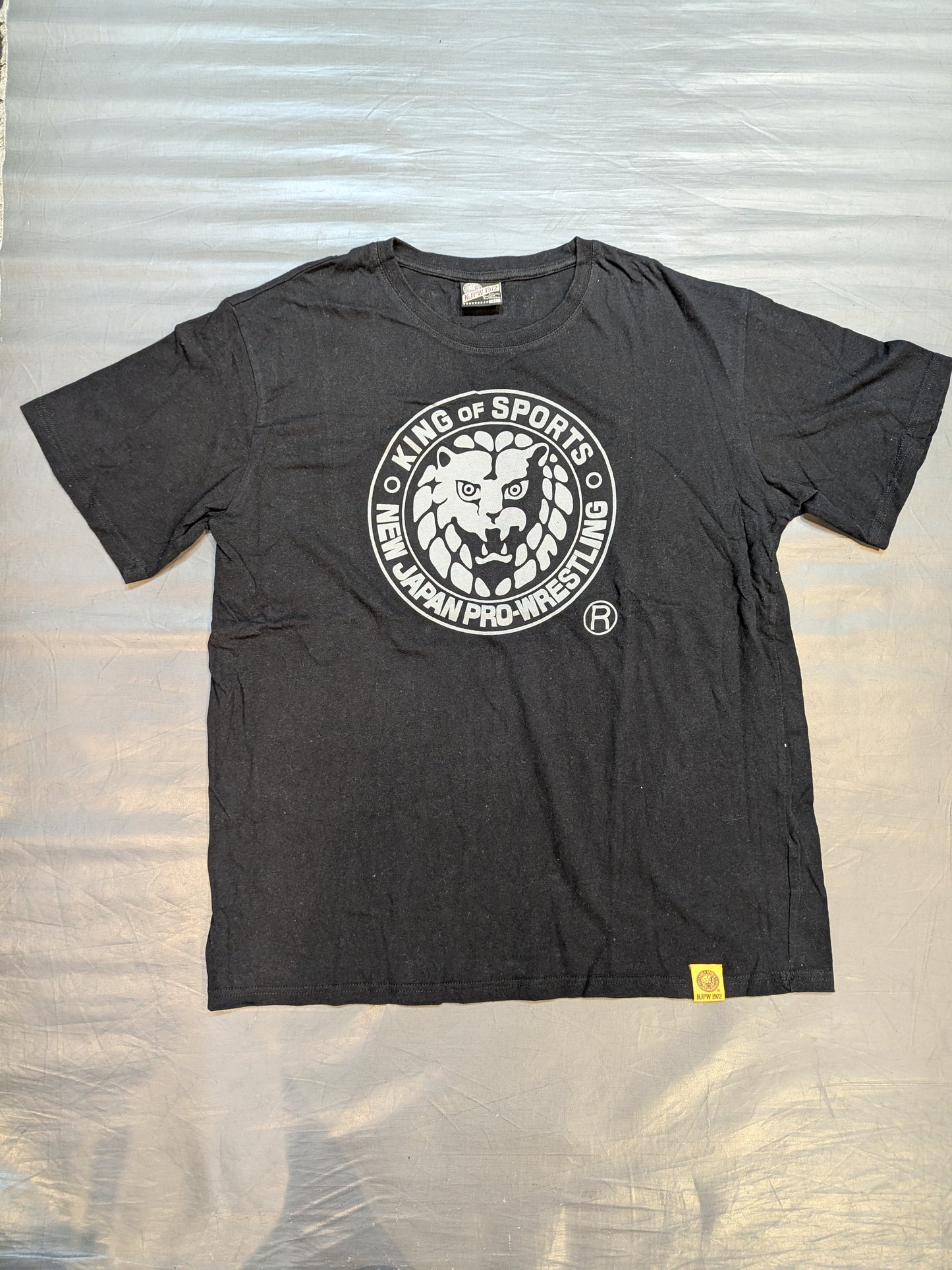 新日本プロレス×しまむら ライオンマーク Tシャツ①(ブラック×青迷彩)