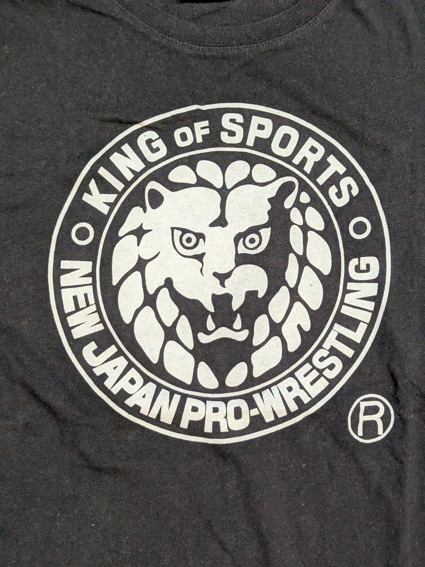 新日本プロレス×しまむら ライオンマーク Tシャツ①(ブラック×青迷彩)