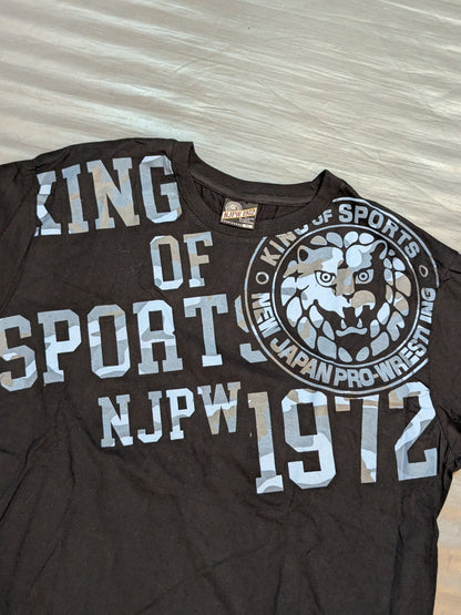 新日本プロレス×しまむら ライオンマーク Tシャツ②(ブラック×青迷彩)