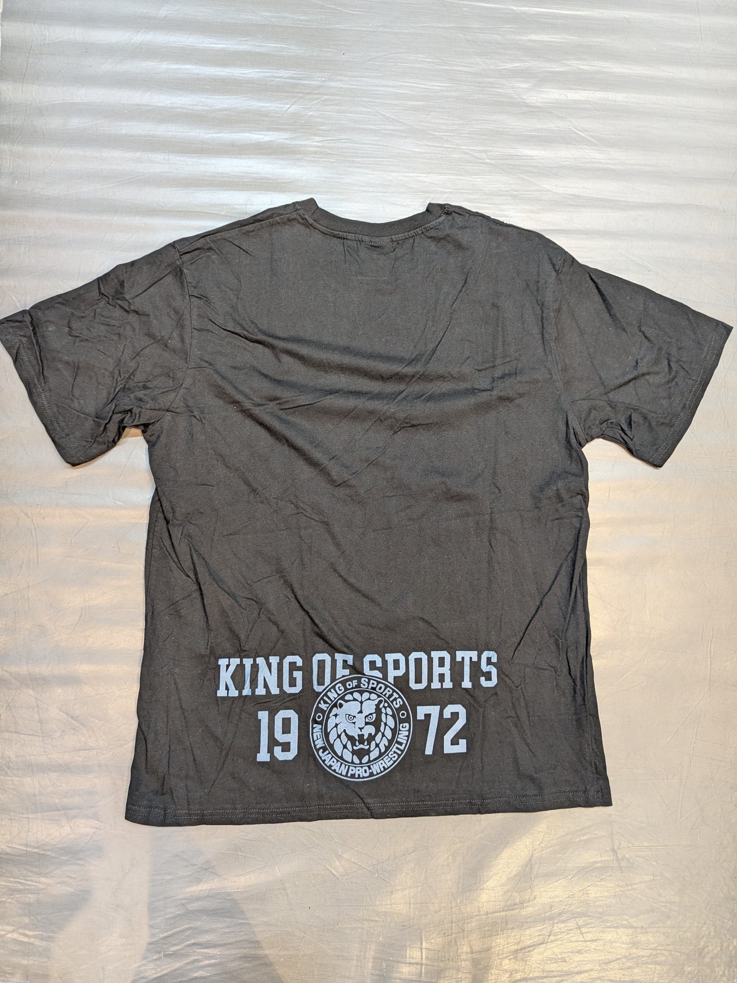 新日本プロレス×しまむら ライオンマーク Tシャツ②(ブラック×青迷彩)
