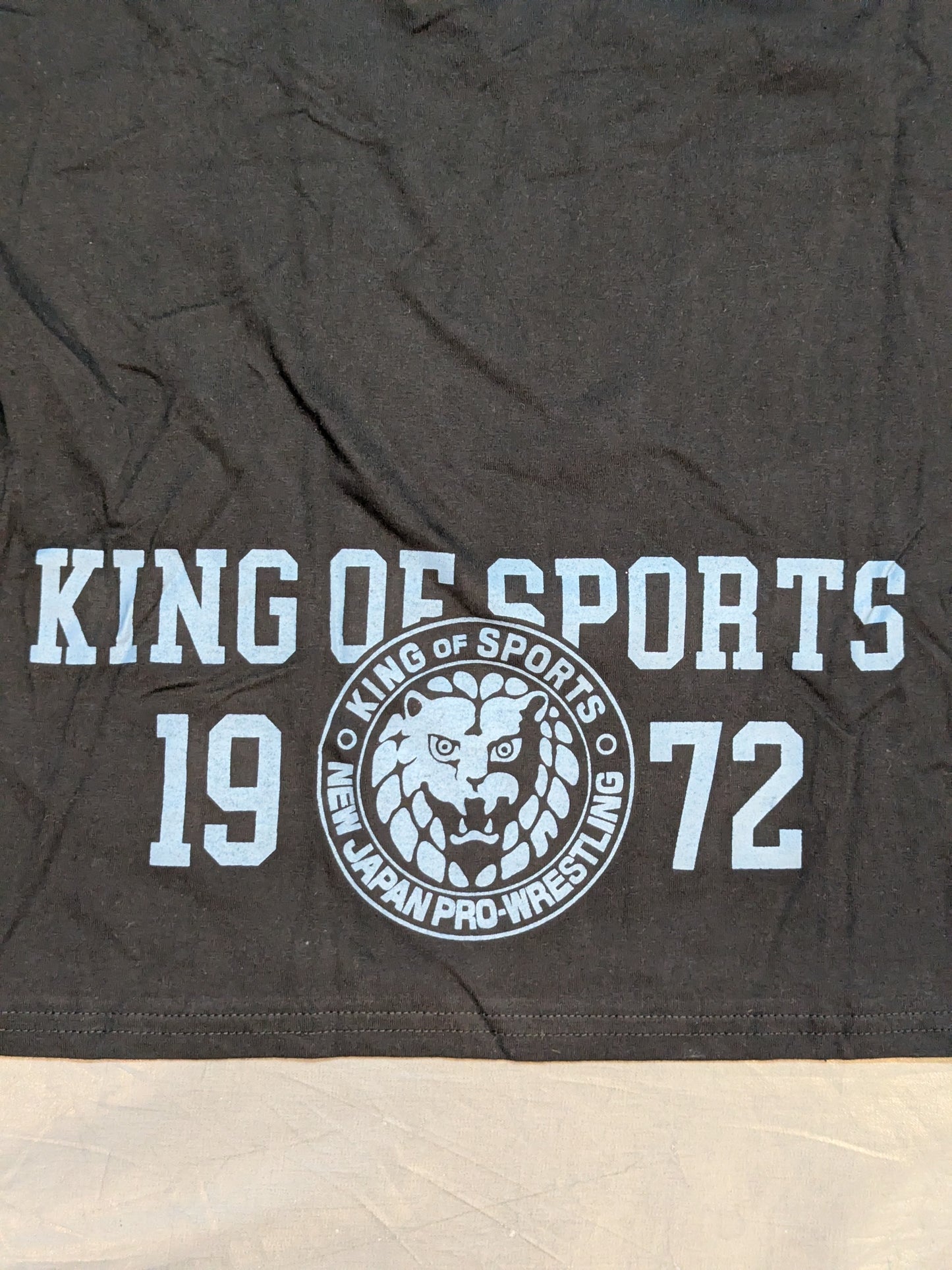 新日本プロレス×しまむら ライオンマーク Tシャツ②(ブラック×青迷彩)