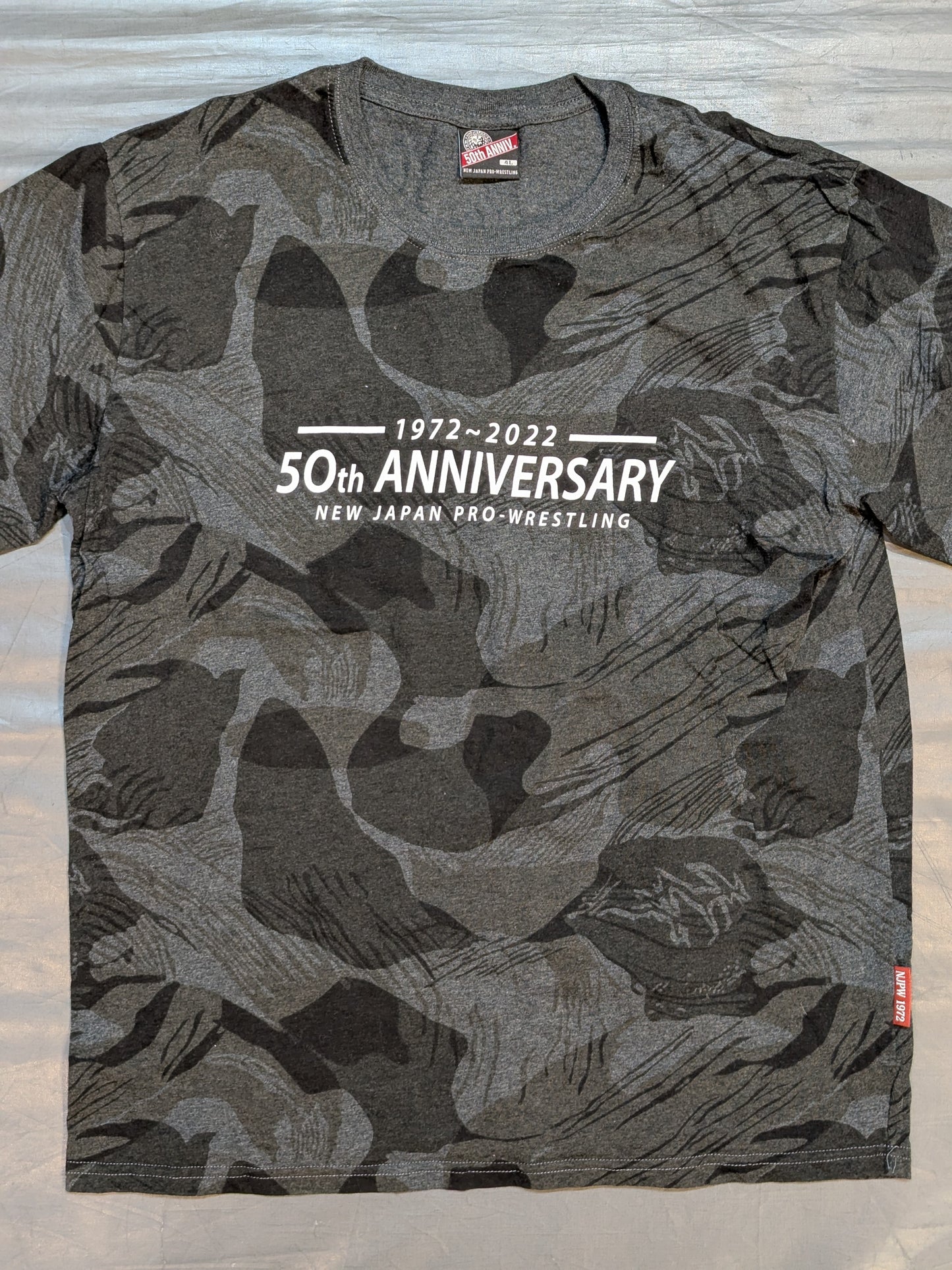 新日本プロレス×しまむら ライオンマーク「50th ANNIVERSARY」Tシャツ(グレー迷彩)