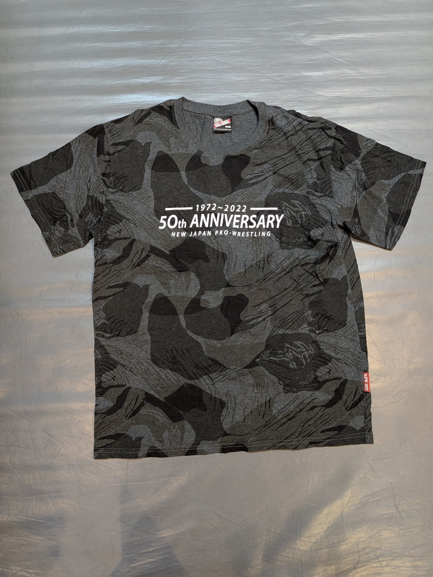 新日本プロレス×しまむら ライオンマーク「50th ANNIVERSARY」Tシャツ(グレー迷彩)