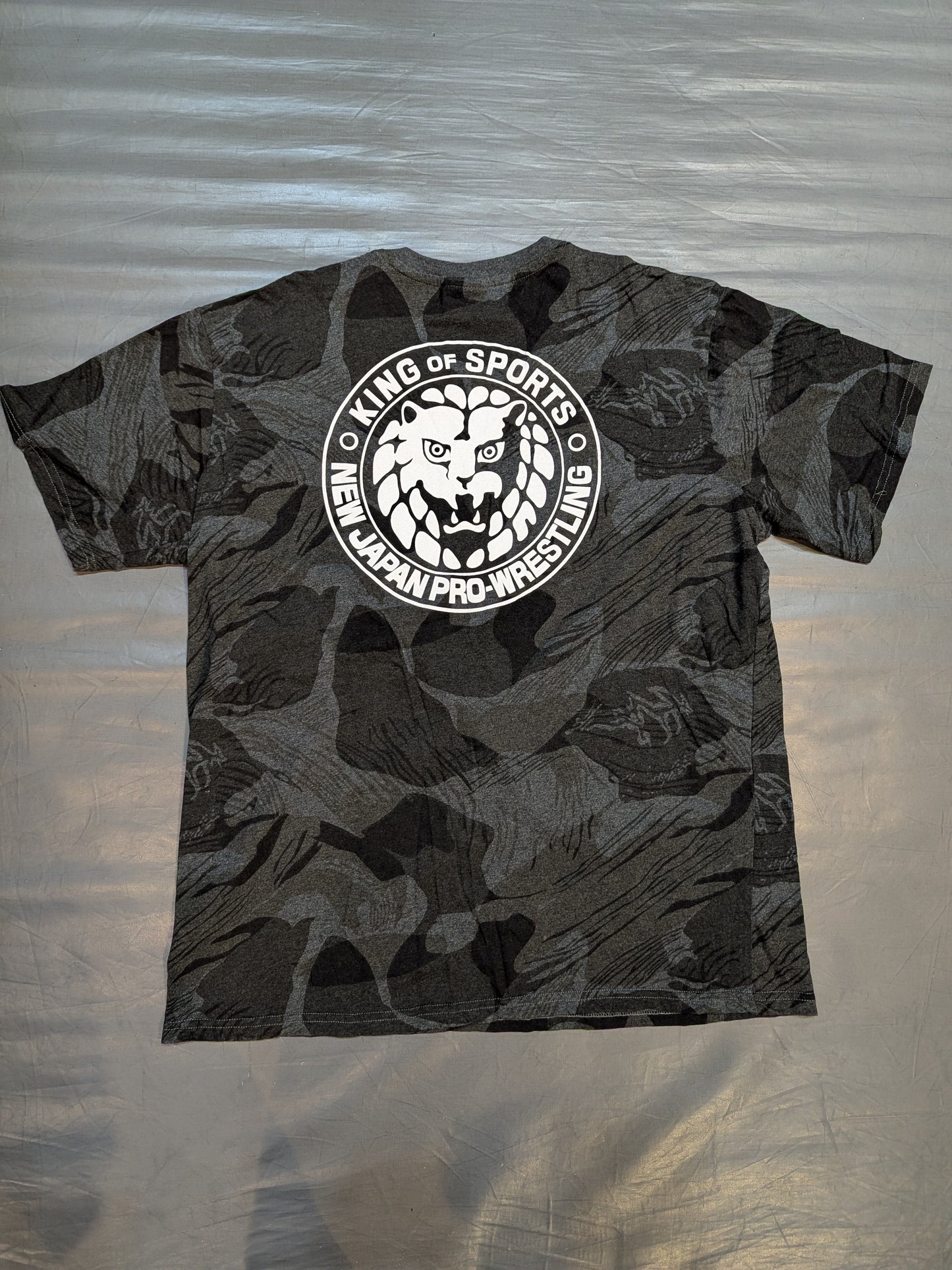 新日本プロレス×しまむら ライオンマーク「50th ANNIVERSARY」Tシャツ(グレー迷彩)