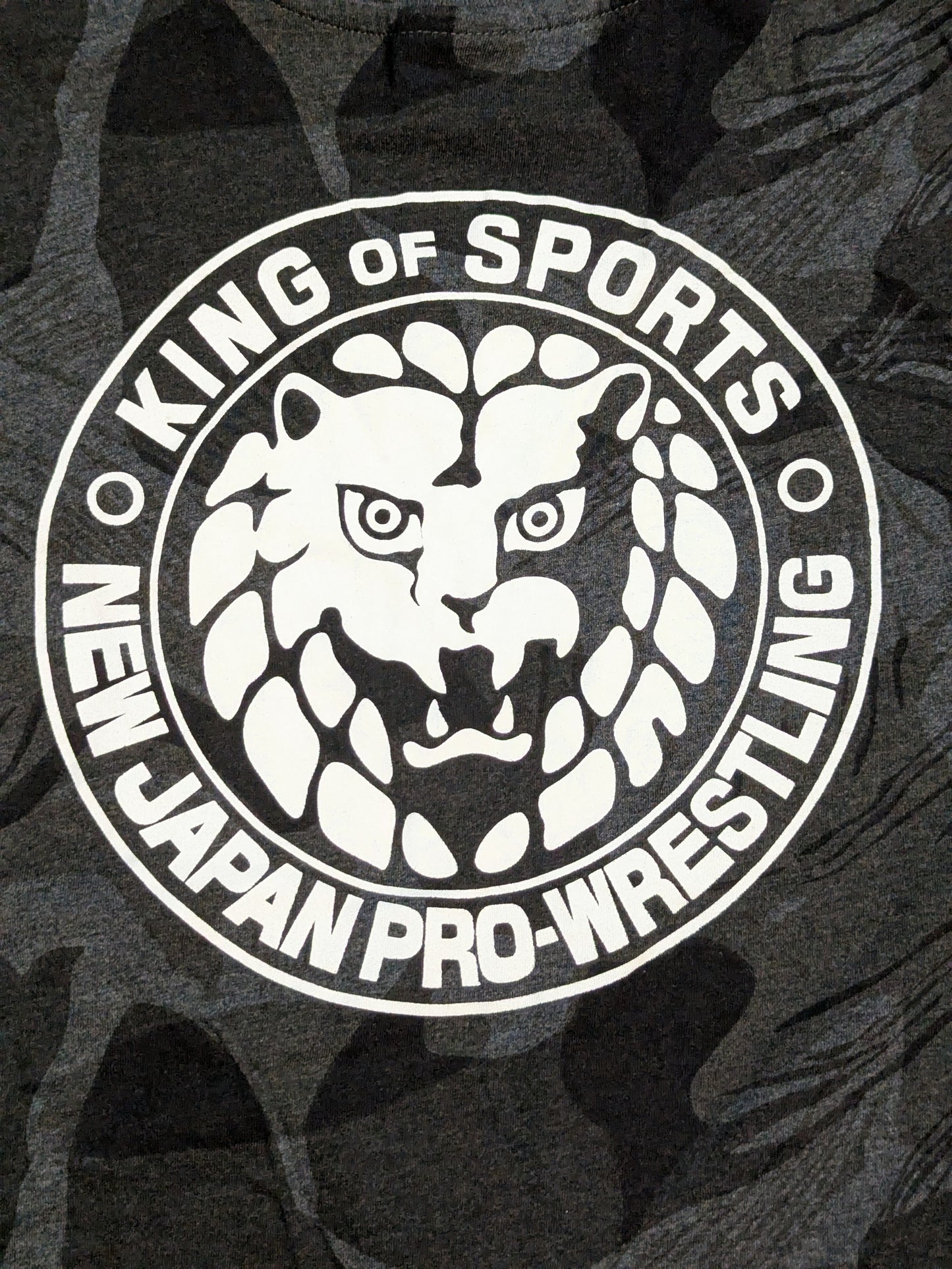 新日本プロレス×しまむら ライオンマーク「50th ANNIVERSARY」Tシャツ(グレー迷彩)