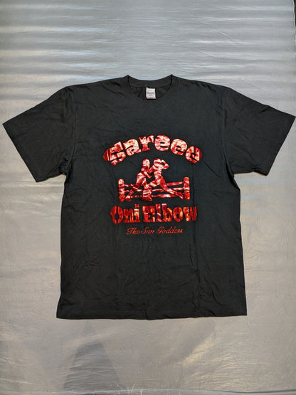 Sareee「鬼エルボー」Tシャツ(ブラック×メタリックレッド)