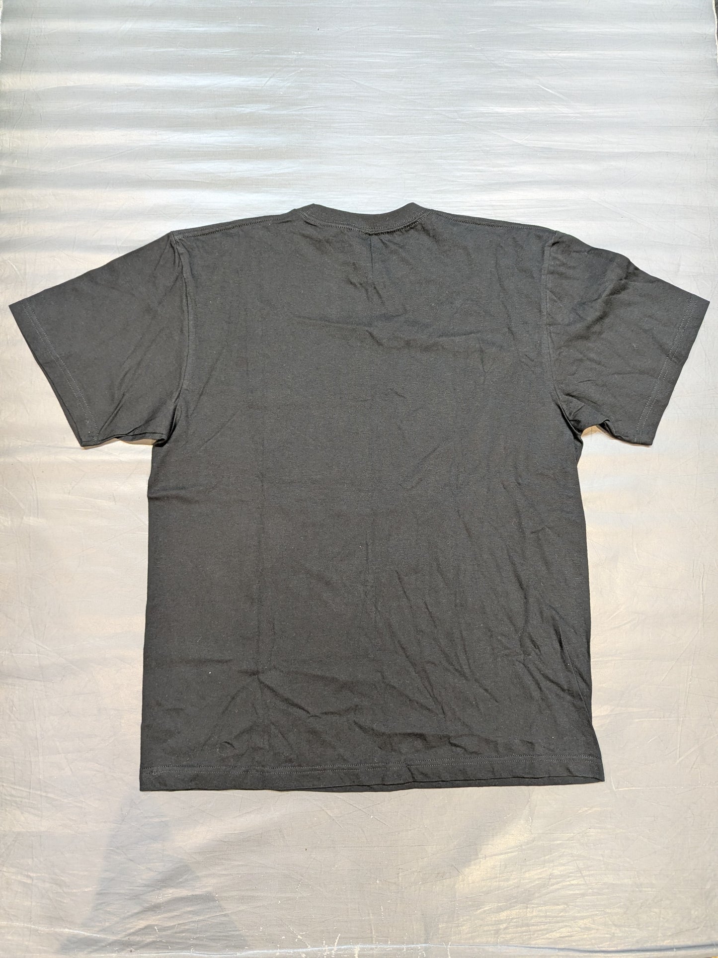 Sareee「鬼エルボー」Tシャツ(ブラック×メタリックレッド)