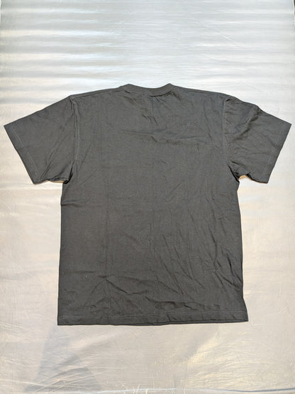 Sareee「鬼エルボー」Tシャツ(ブラック×メタリックレッド)