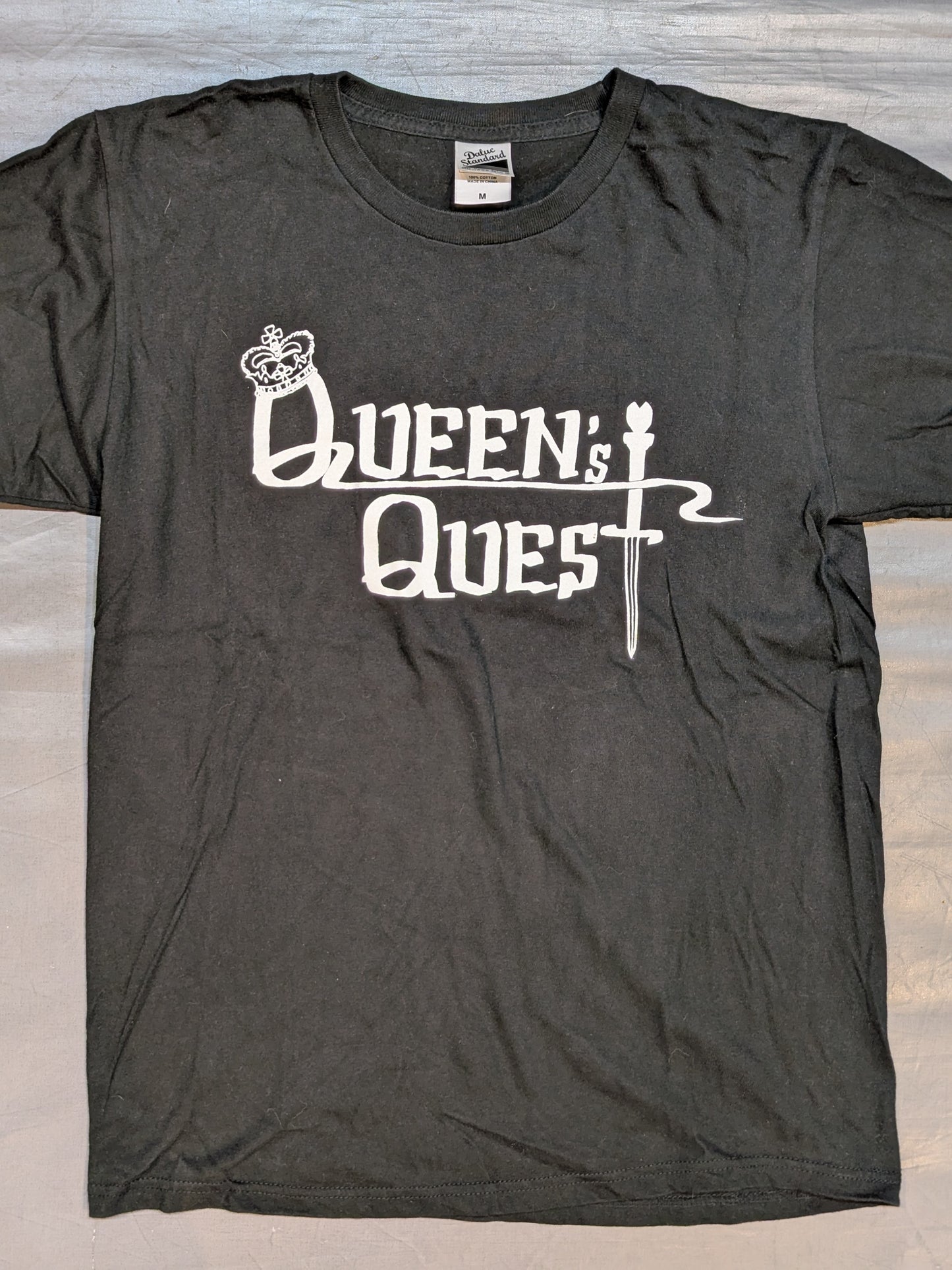 Queen’s Quest ユニットロゴTシャツ
