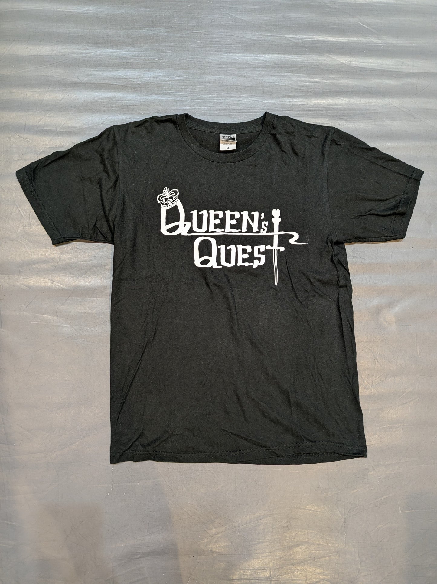 Queen’s Quest ユニットロゴTシャツ